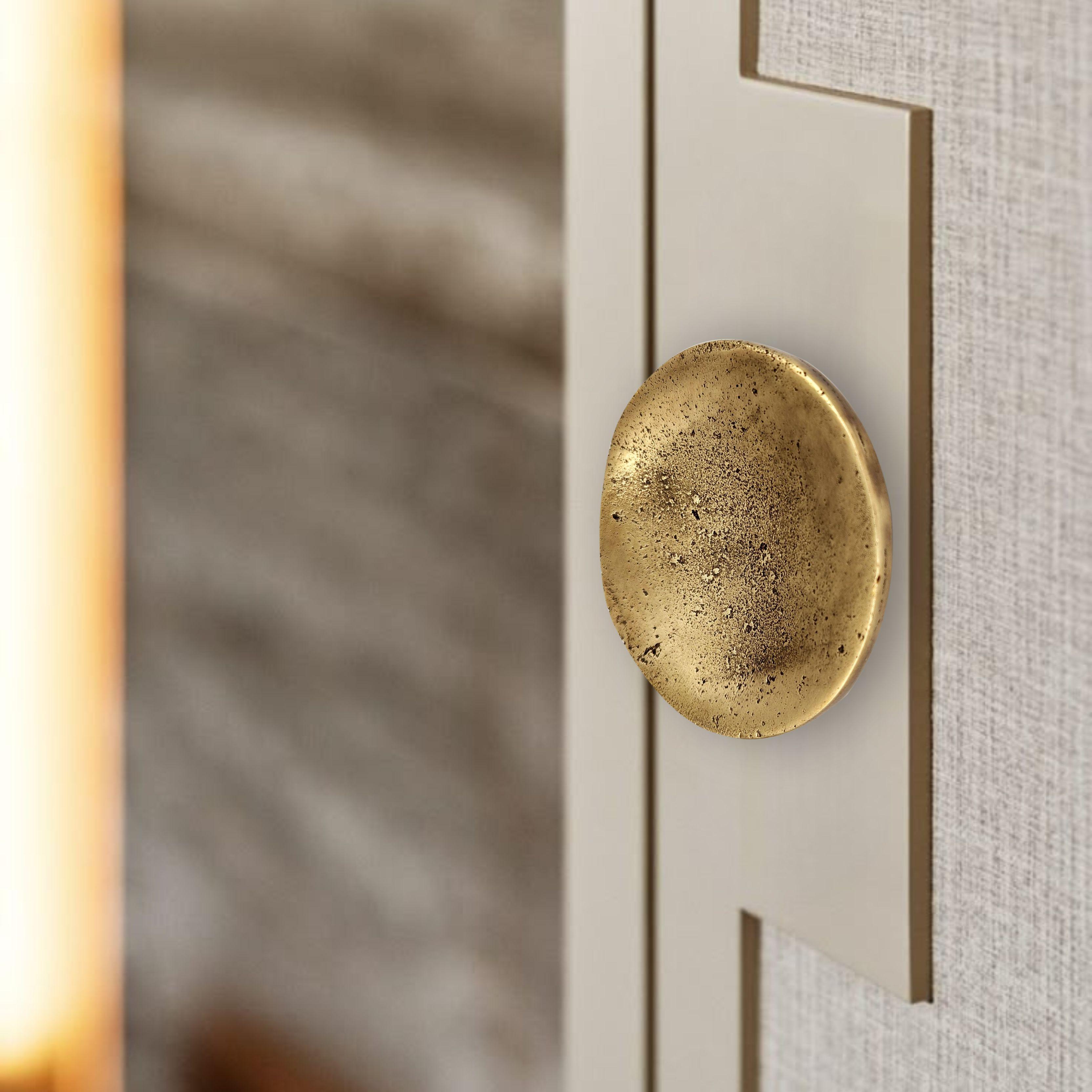 Brutalist Drawer pull in solid brass : Rounded design and natural inspiration ø 8 cm For Sale