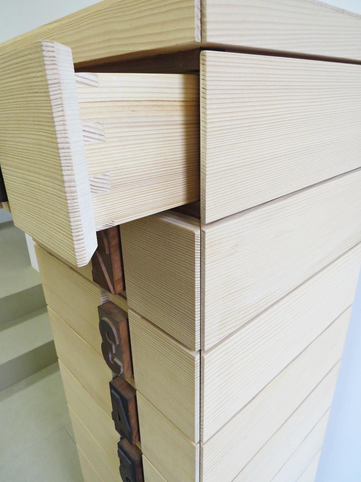 Bauhaus La tour Excel à tiroirs en bois massif en vente