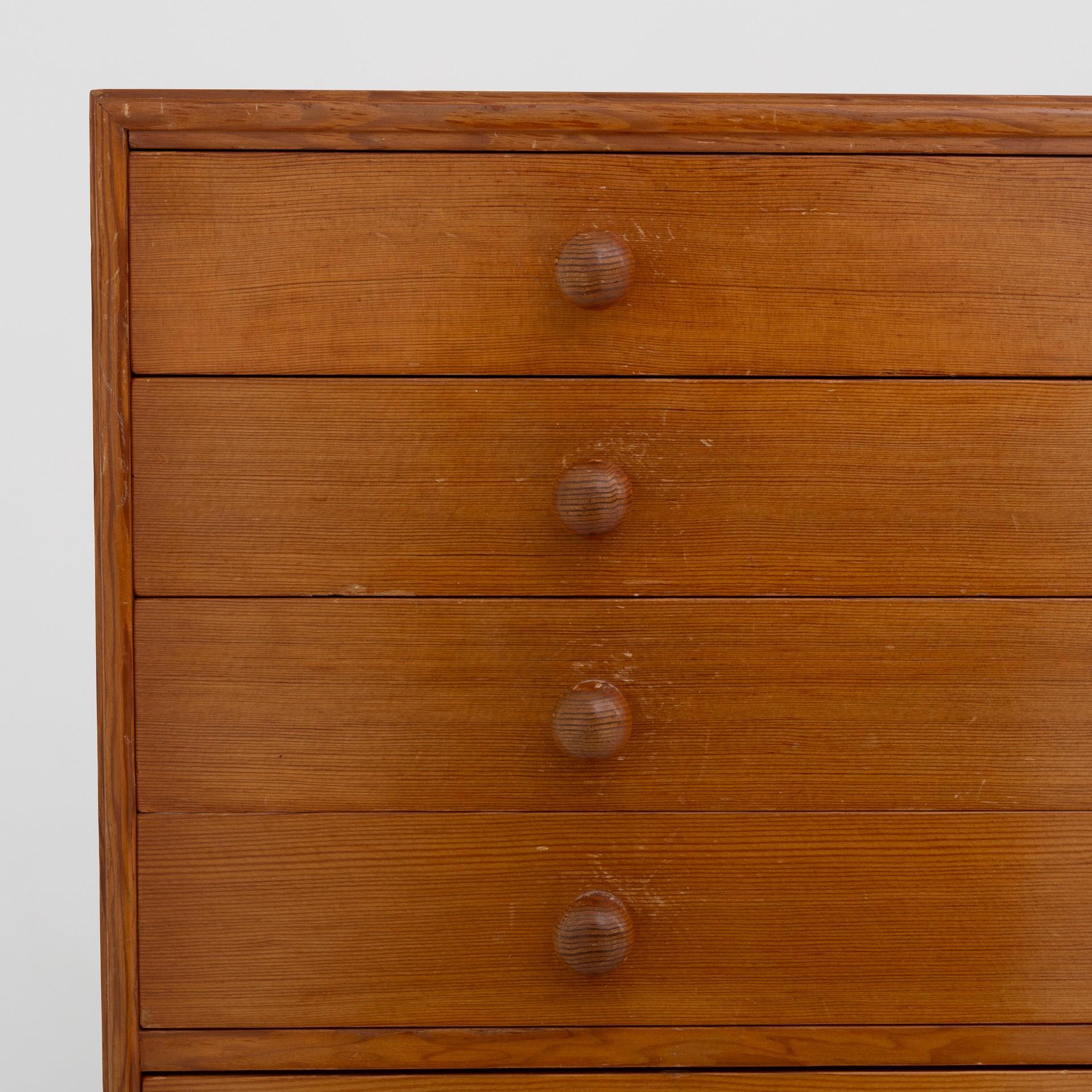 Drawing cabinet in Oregon pine with eight drawers. Maker Rud. Rasmussen.