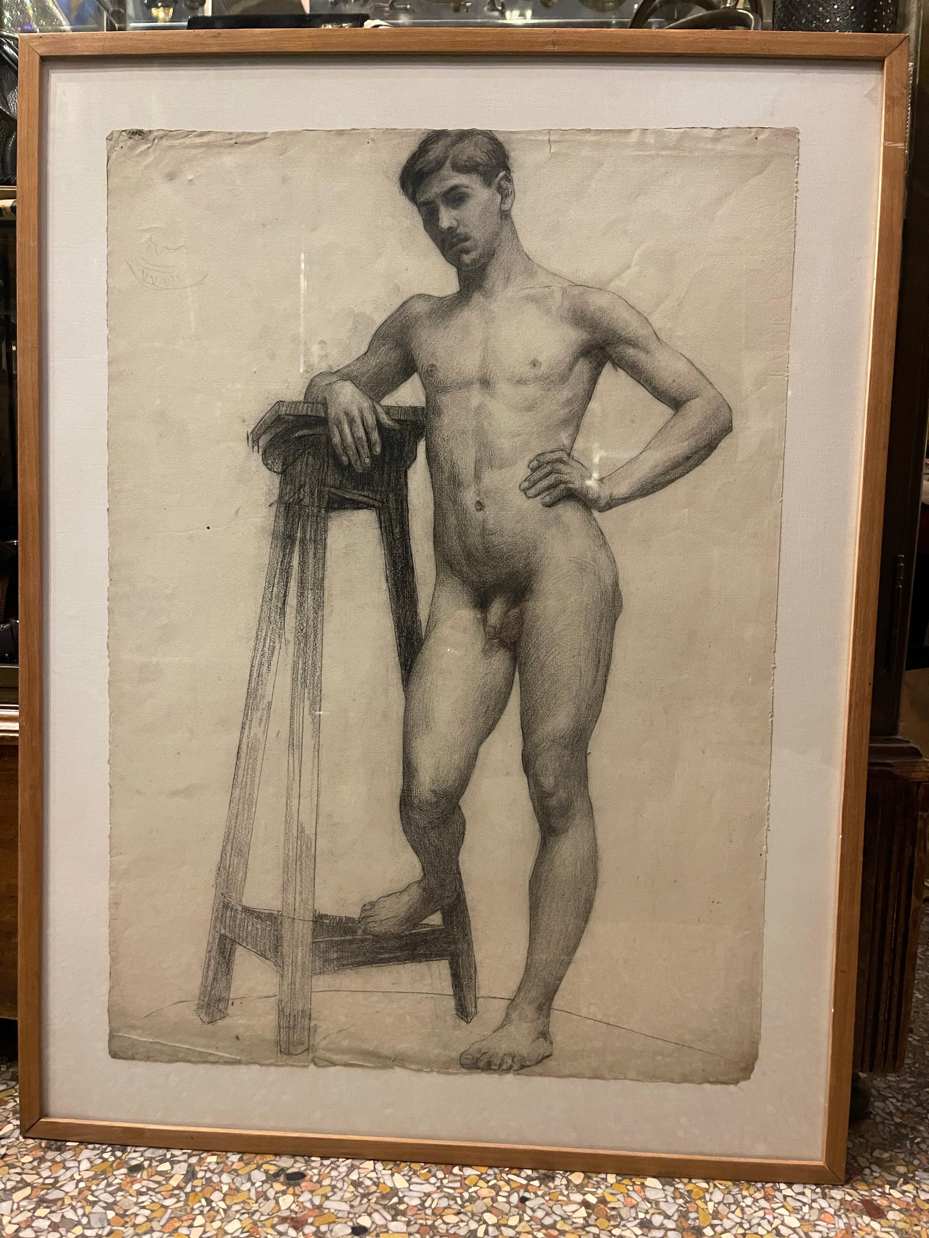 Drawing of a naked man in the academic hot seat 1910  France.
This young man poses in a relaxed manner, leaning on a harness. His raised foot rests on a bar of furniture.
The model's posture highlights her muscles and the movement of her body. A