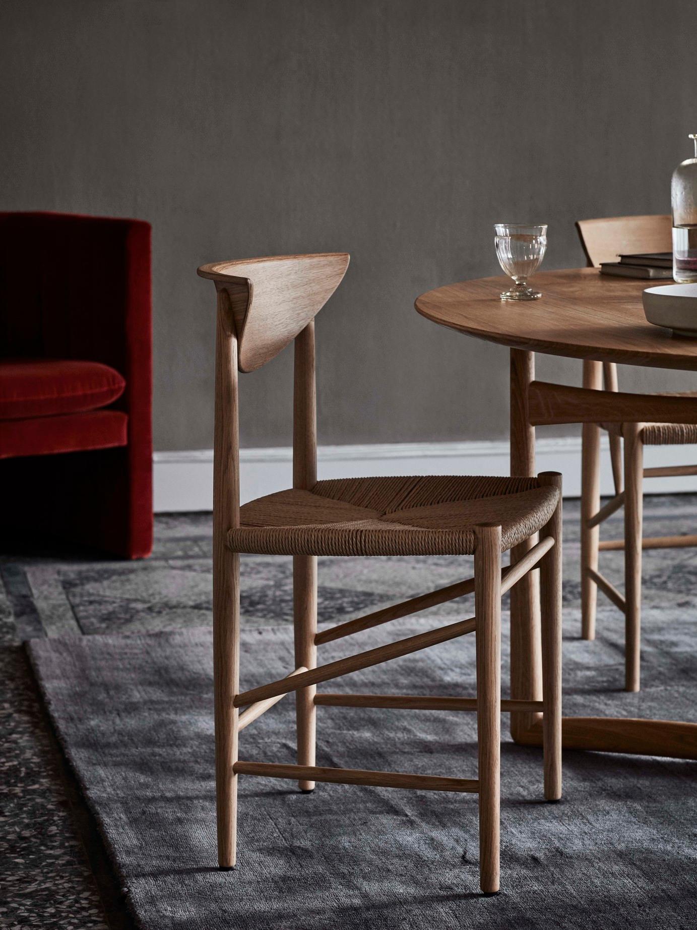 The 1956 Drawn chair by Hvidt & Mølgaard stands out as a definitive piece of Danish design.
Relying upon traditional craftsmanship techniques and built out of organic materials, it brings a sense of wholesome honesty to any space.
The chair is made