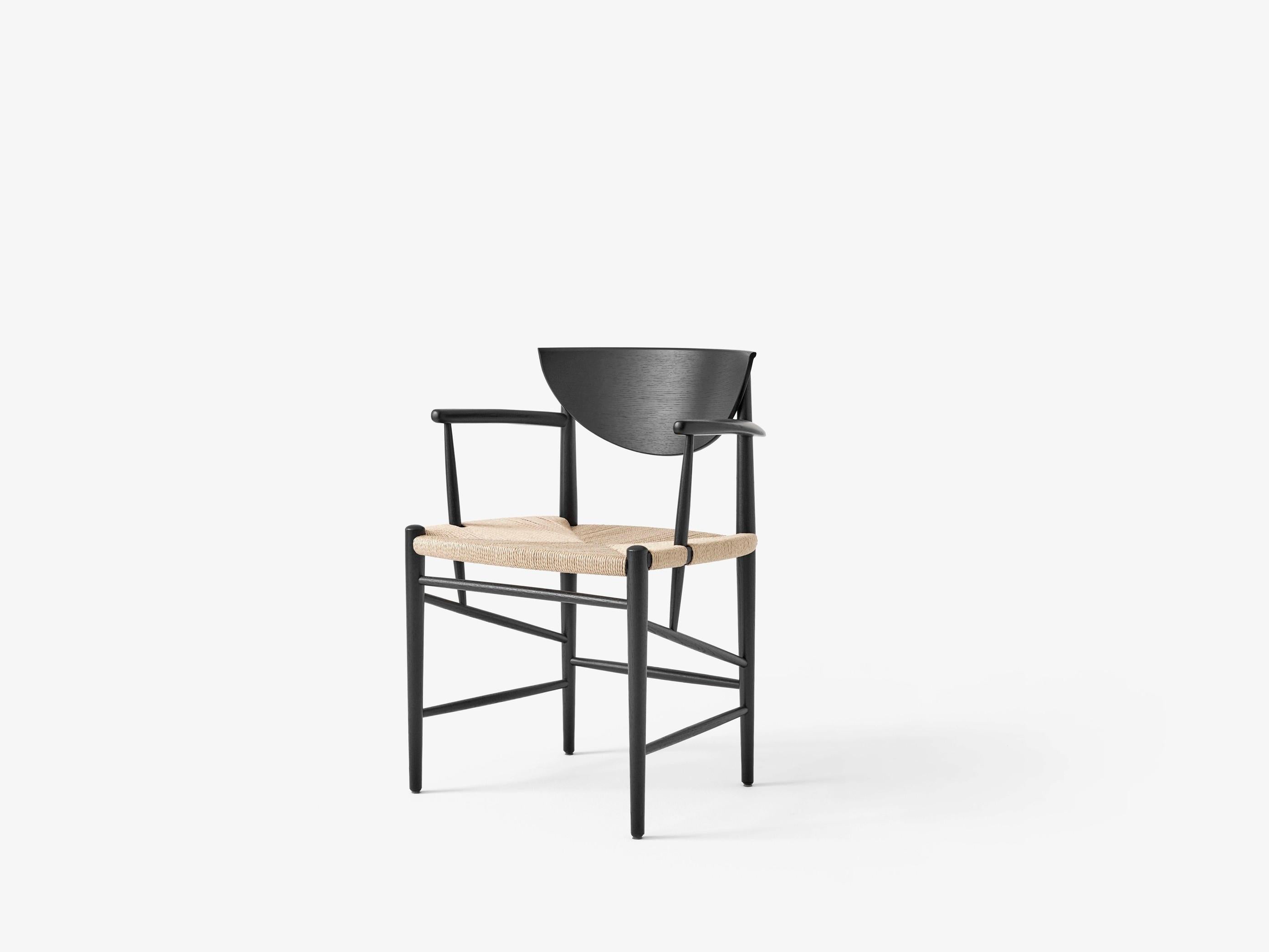 Silla Drawn HM4 con reposabrazos, roble lacado en negro by Hvidt & Mølgaard for &T Escandinavo moderno en venta