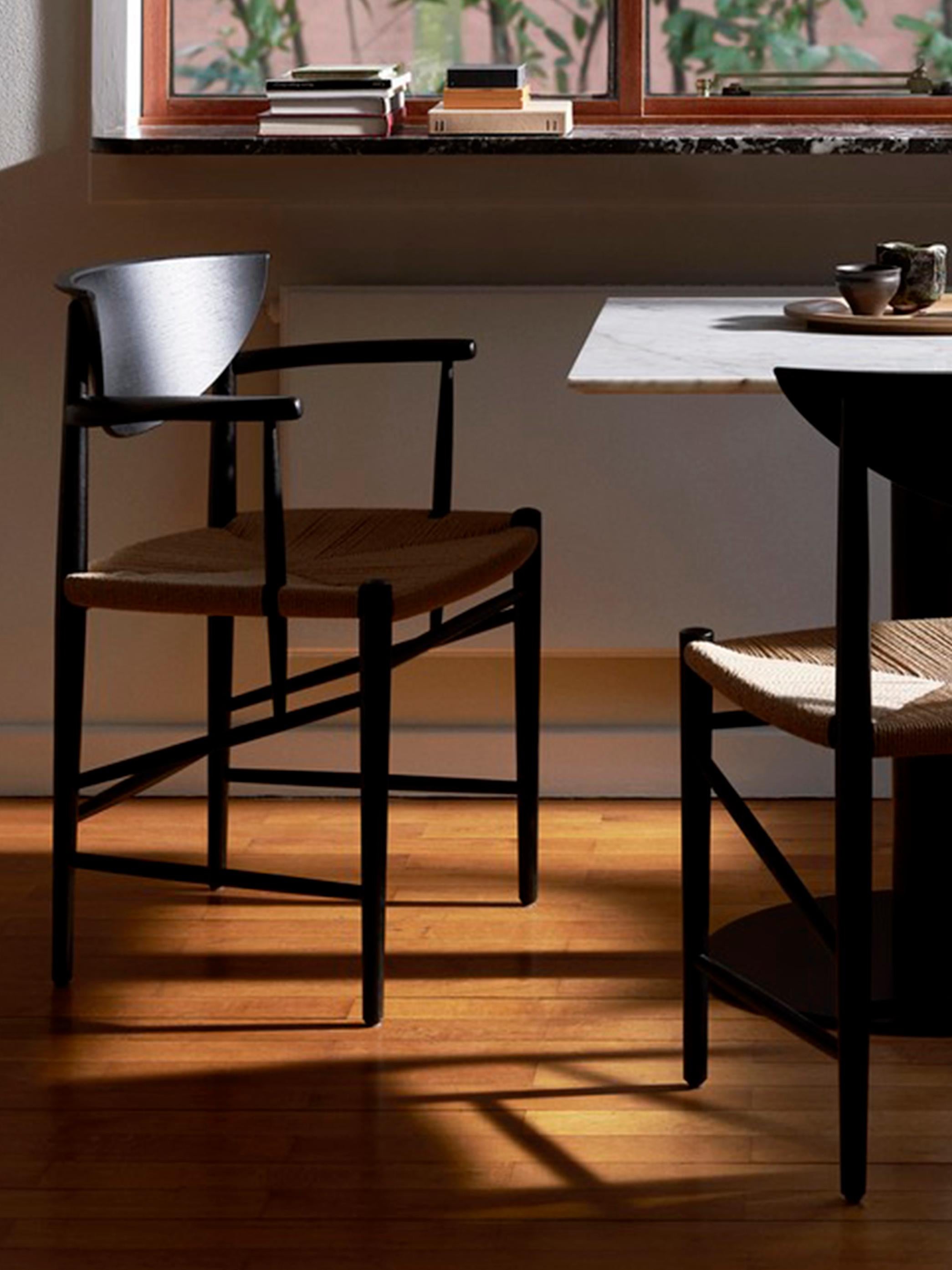 Silla Drawn HM4 con reposabrazos, roble lacado en negro by Hvidt & Mølgaard for &T Escandinavo moderno en venta