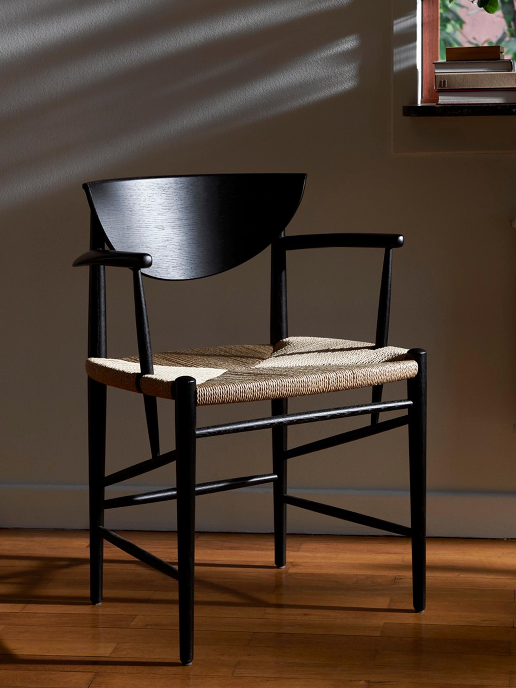 Silla Drawn HM4 con reposabrazos, roble lacado en negro by Hvidt & Mølgaard for &T Siglo XXI y contemporáneo en venta