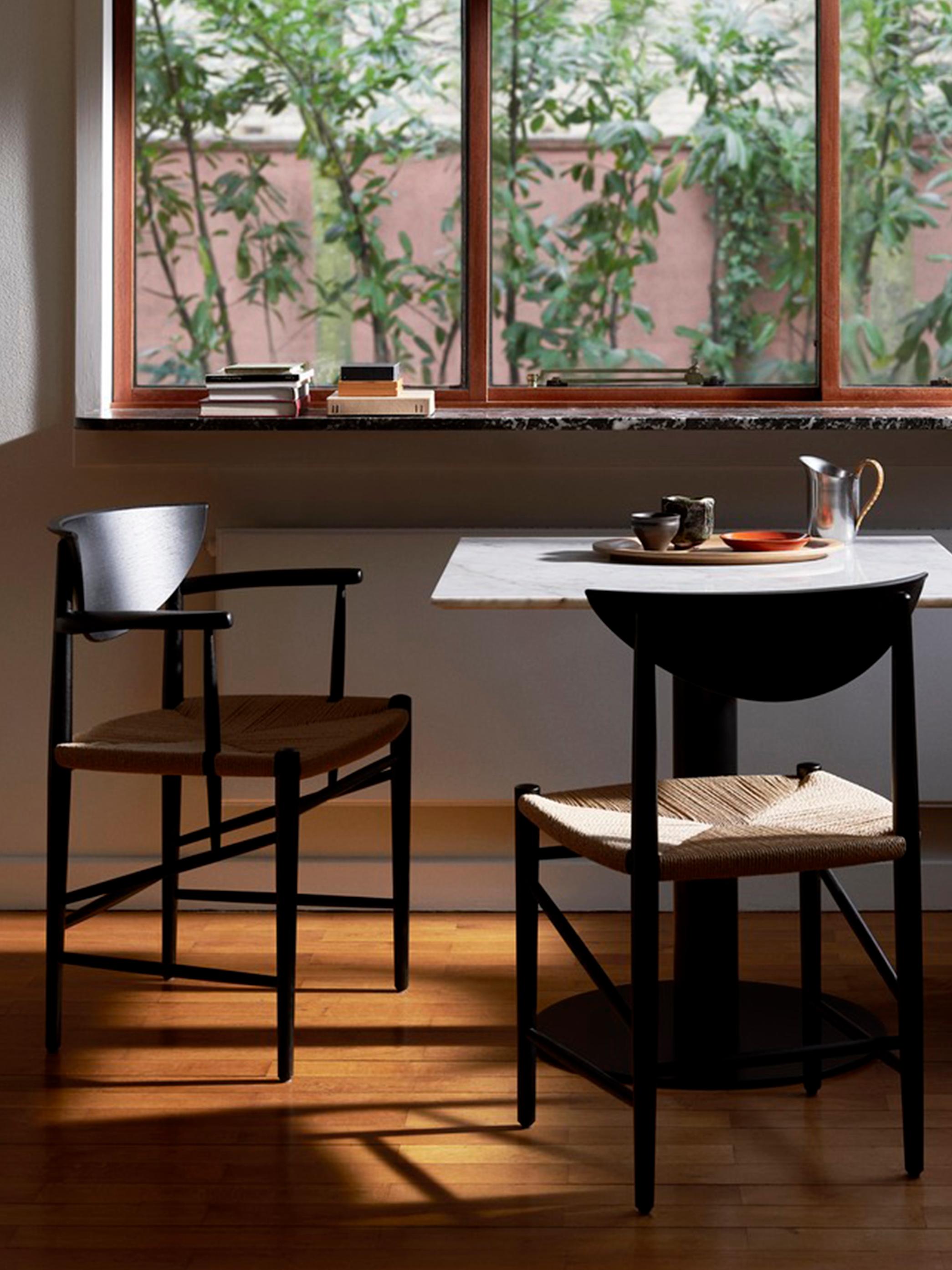 Silla Drawn HM4 con reposabrazos, roble lacado en negro by Hvidt & Mølgaard for &T Cordón de papel en venta
