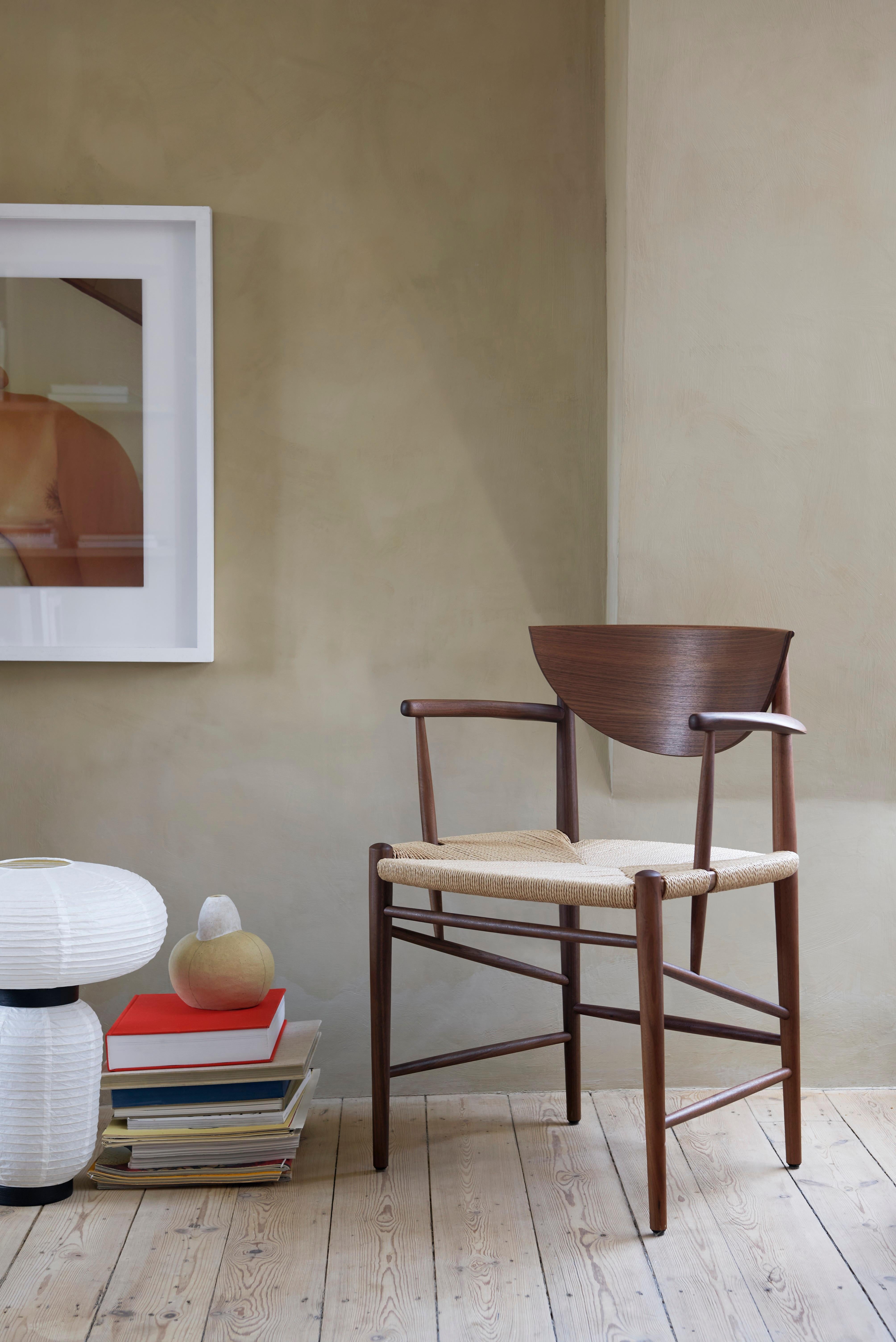 La chaise Drawn 1956 de Hvidt & Mølgaard est une pièce maîtresse du design danois.
 S'appuyant sur des techniques artisanales traditionnelles et construit à partir de matériaux organiques, il apporte un sentiment d'honnêteté saine à tout espace. 
Il