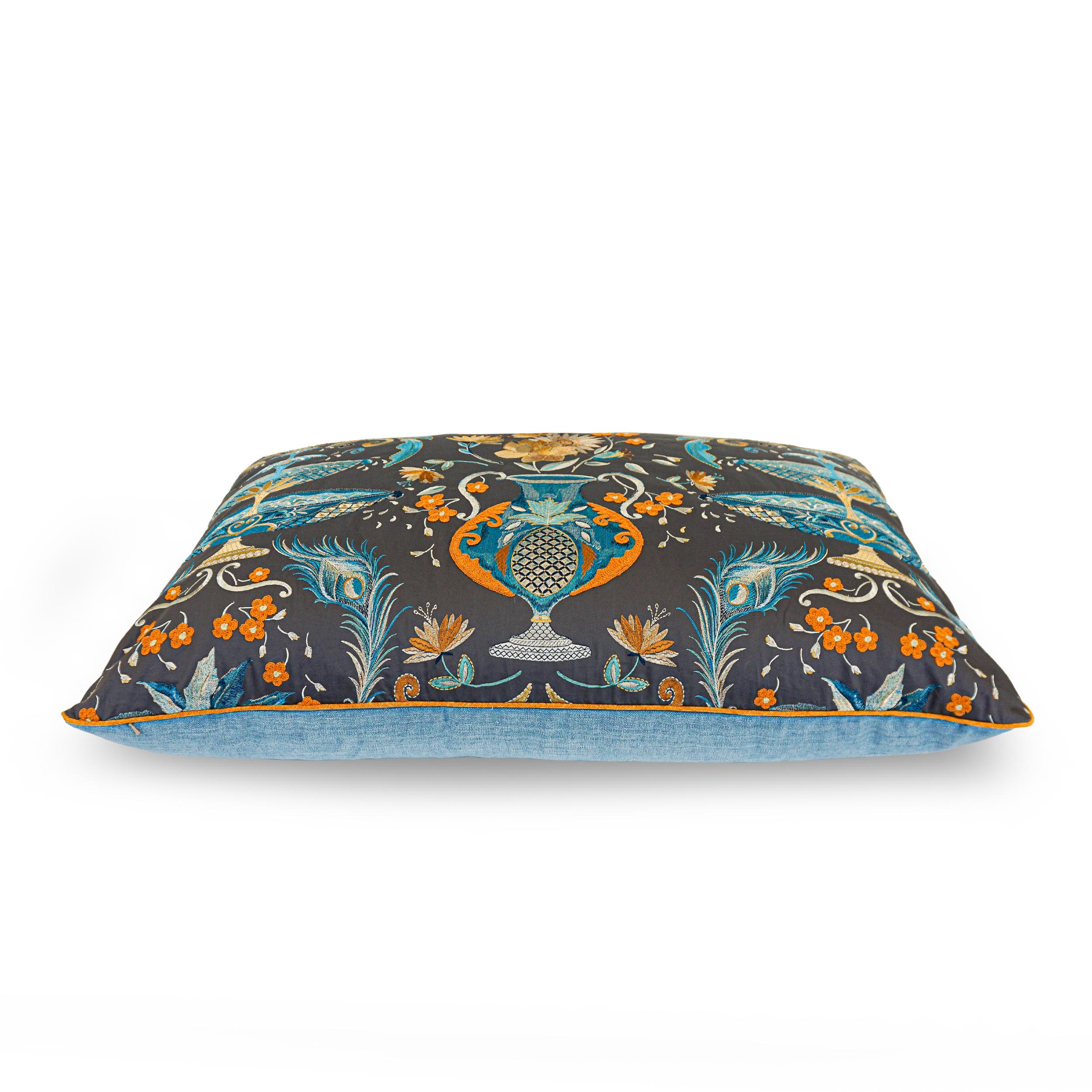 Almohada de ensueño con patrón bordado de fuente ornamentada en venta 8