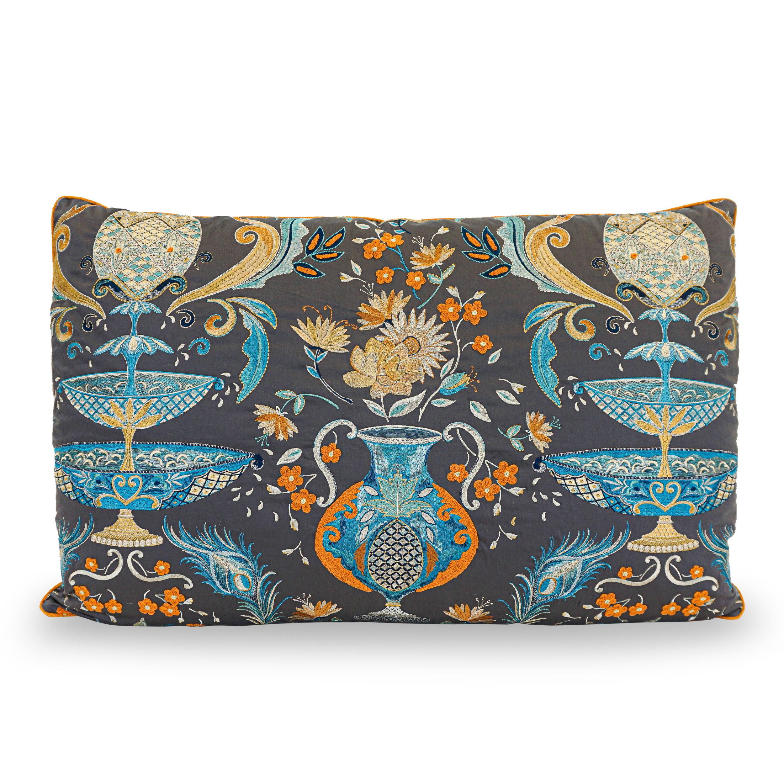Almohada de ensueño con patrón bordado de fuente ornamentada en Nuevo estado para la venta en Greenwich, CT