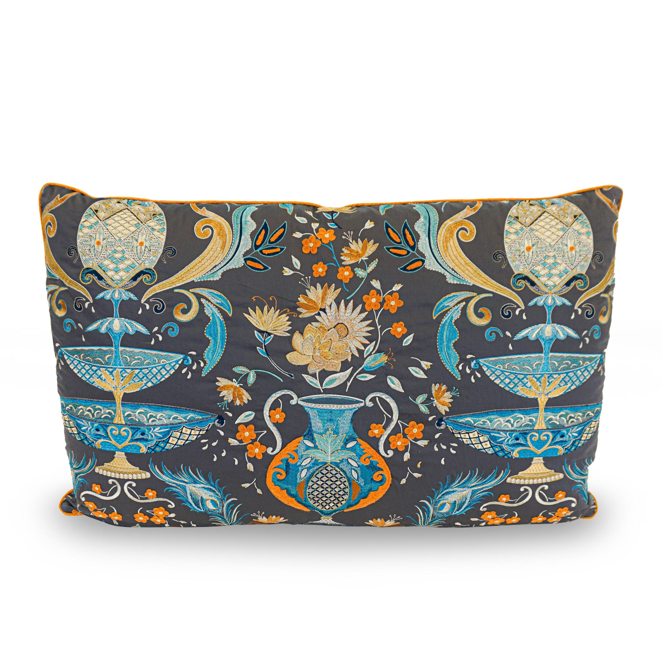 Almohada de ensueño con patrón bordado de fuente ornamentada Siglo XXI y contemporáneo en venta