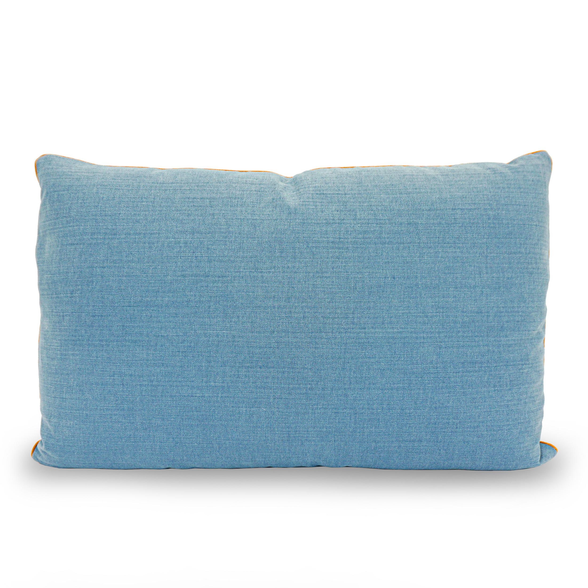 Almohada de ensueño con patrón bordado de fuente ornamentada en venta 1