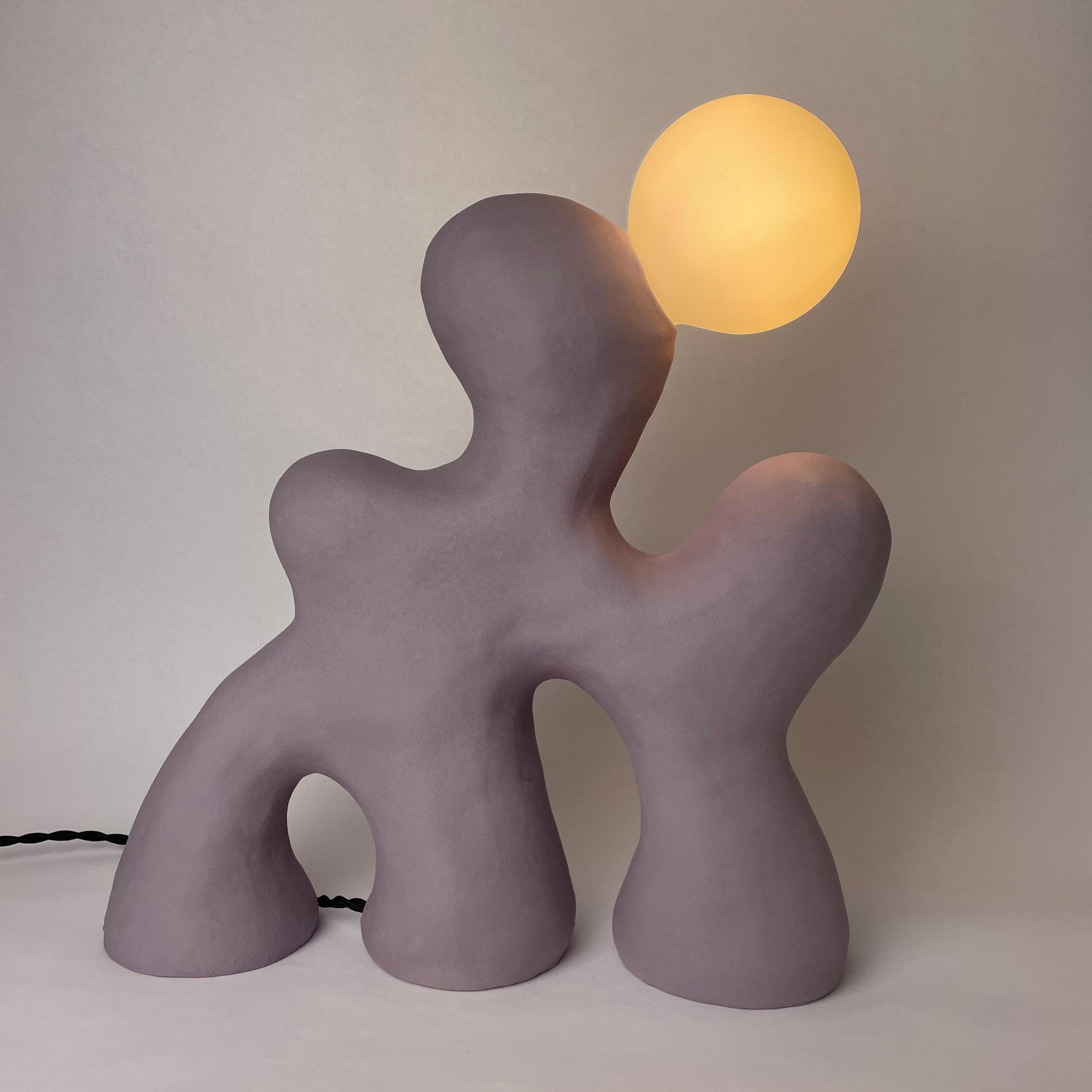 Dreamer lampe von HS Studio
Surreal Real Collection'S
Abmessungen: 35 x 38 x 15cm
MATERIALIEN: Keramik

Hannah Simpson ist eine Keramikkünstlerin mit Sitz in Kent, Großbritannien. Mit ihrer Leidenschaft für die Kreation von Unikaten stellt