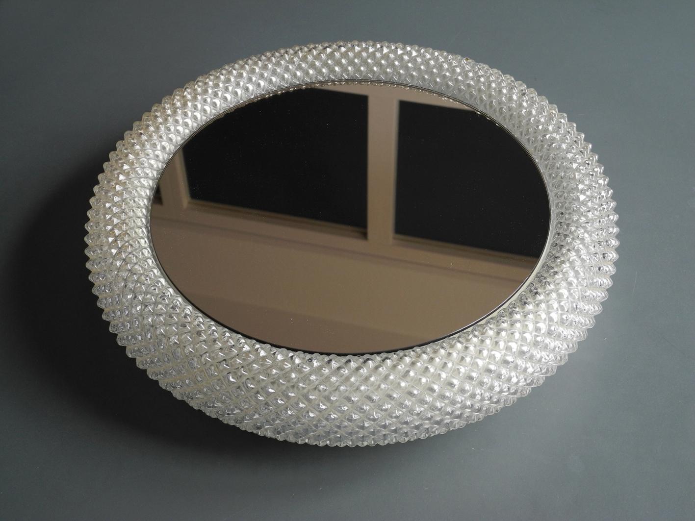 Magnifique miroir en cristal de Limburg illuminé d'origine des années 1960.
Fabrication de très haute qualité en très bon état. Crée une très belle lumière.
La lampe entière n'a pas été endommagée.
Avec quatre douilles E14 pour max. 40