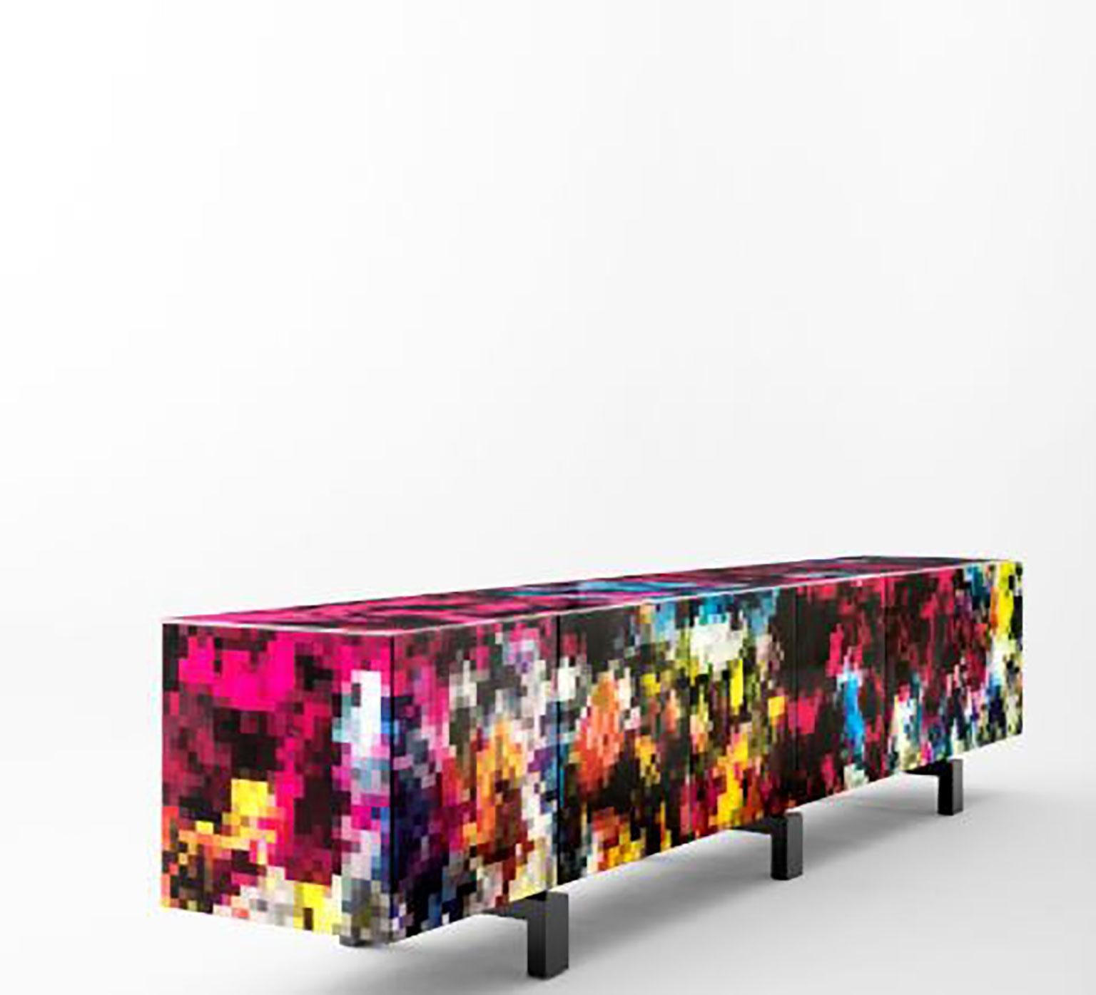Armario Dreams diseñado por Cristian Zuzunaga para BD Barcelona. El fascinante diseño de píxeles hace que este mueble sea único respecto a los demás. Se imprime y utiliza cristal templado de 6 mm para todos los paneles que muestran la obra de arte.