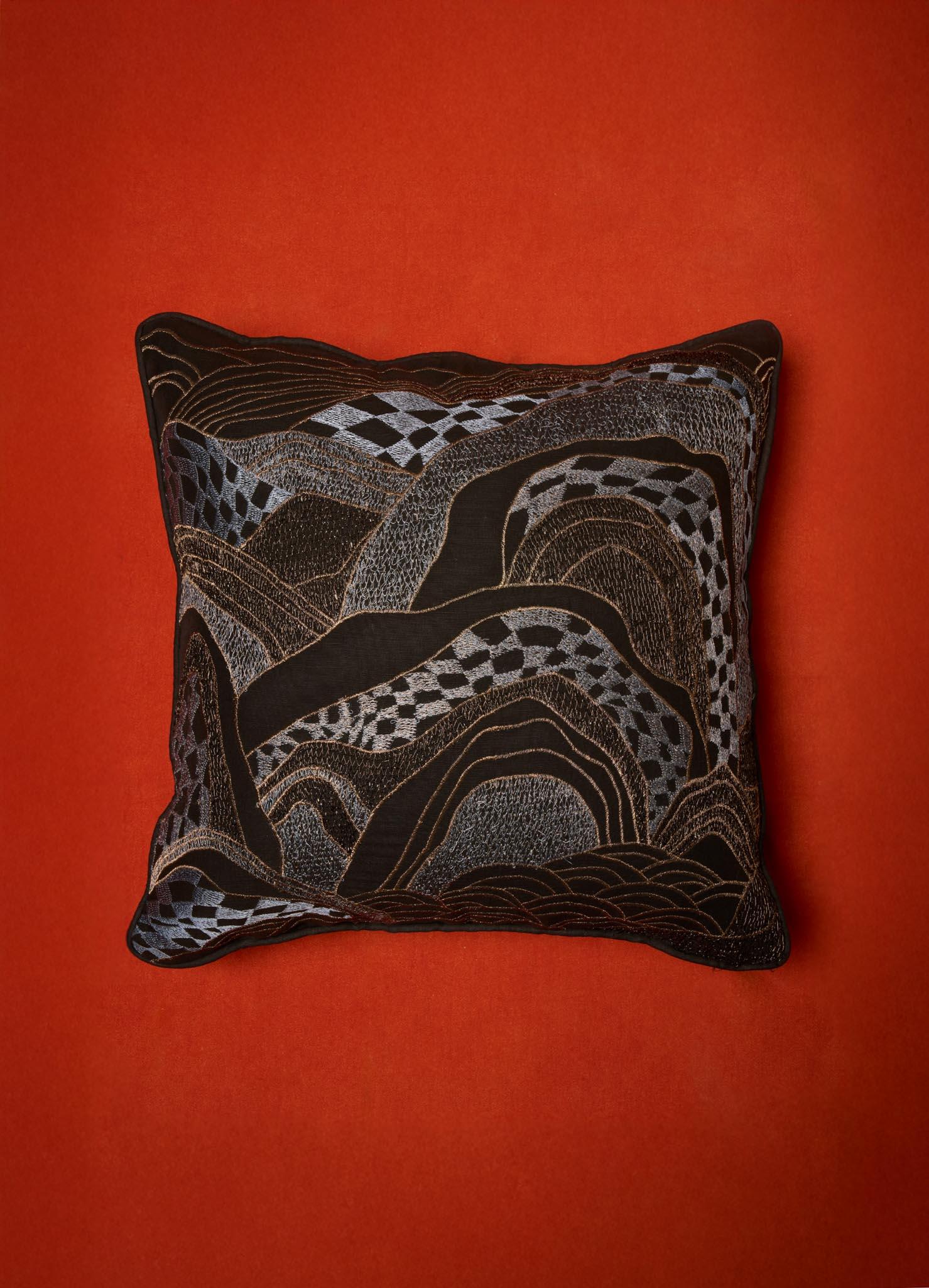 Cotone Cuscino in lino ricamato nero Dreamscape, Viya By Vikram Goyal in vendita