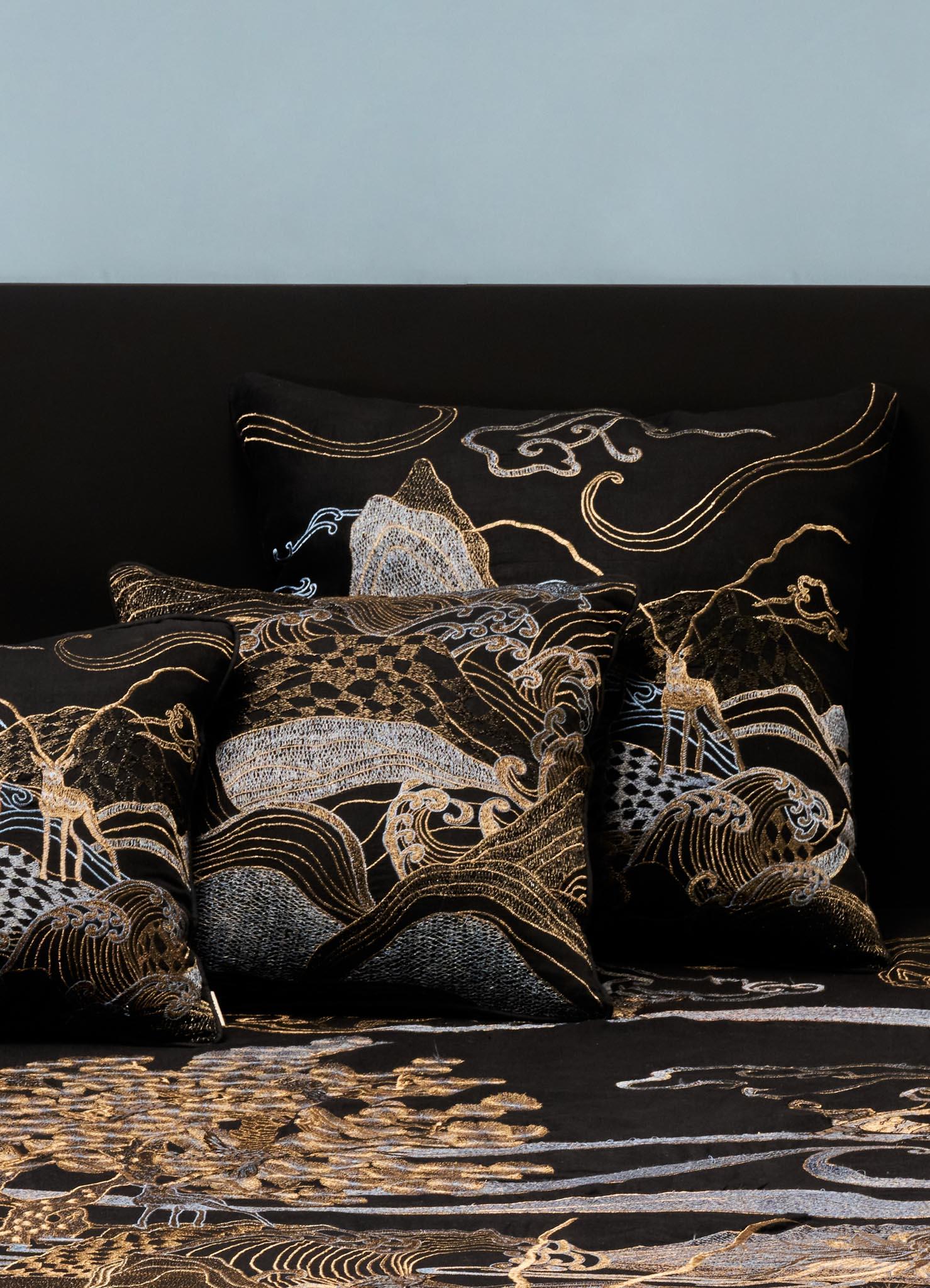 Cuscino in lino ricamato nero e oro Dreamscape, Viya By Vikram Goyal In condizioni Nuovo in vendita a Noida, DL