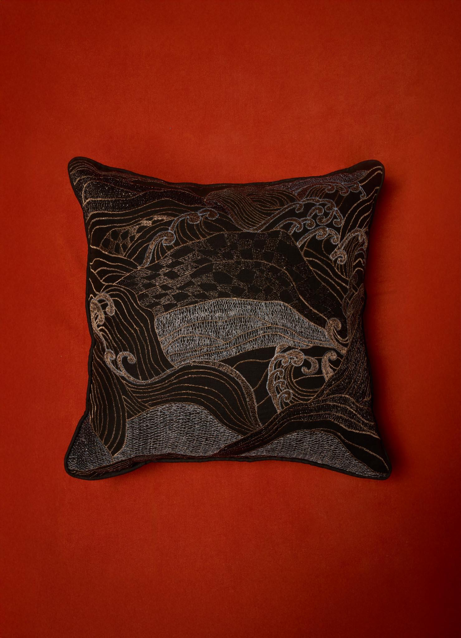 XXI secolo e contemporaneo Cuscino in lino ricamato nero e oro Dreamscape, Viya By Vikram Goyal in vendita