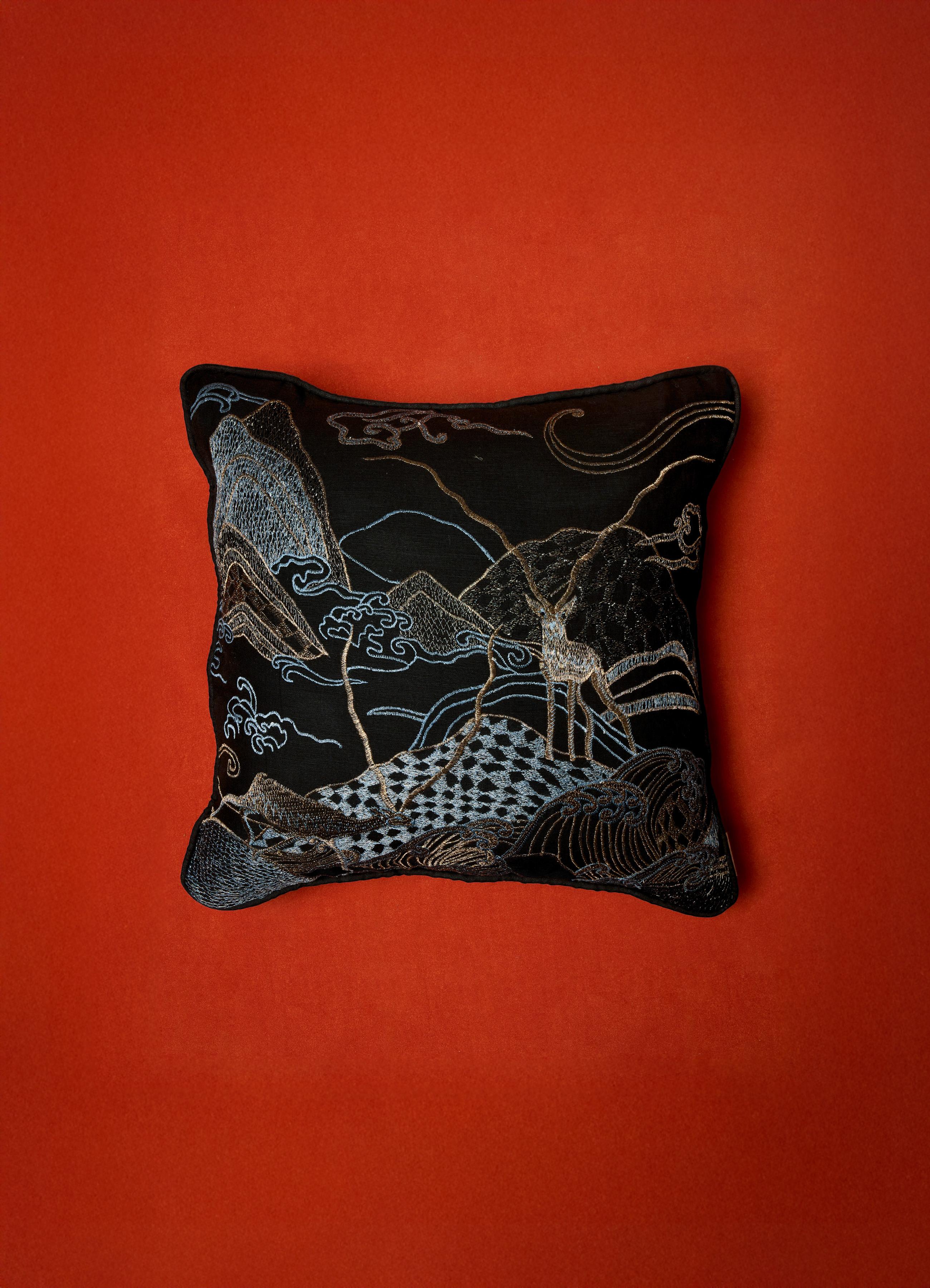 XXI secolo e contemporaneo Dreamscape Blackbuck Cuscino in lino ricamato nero e oro piccolo in vendita