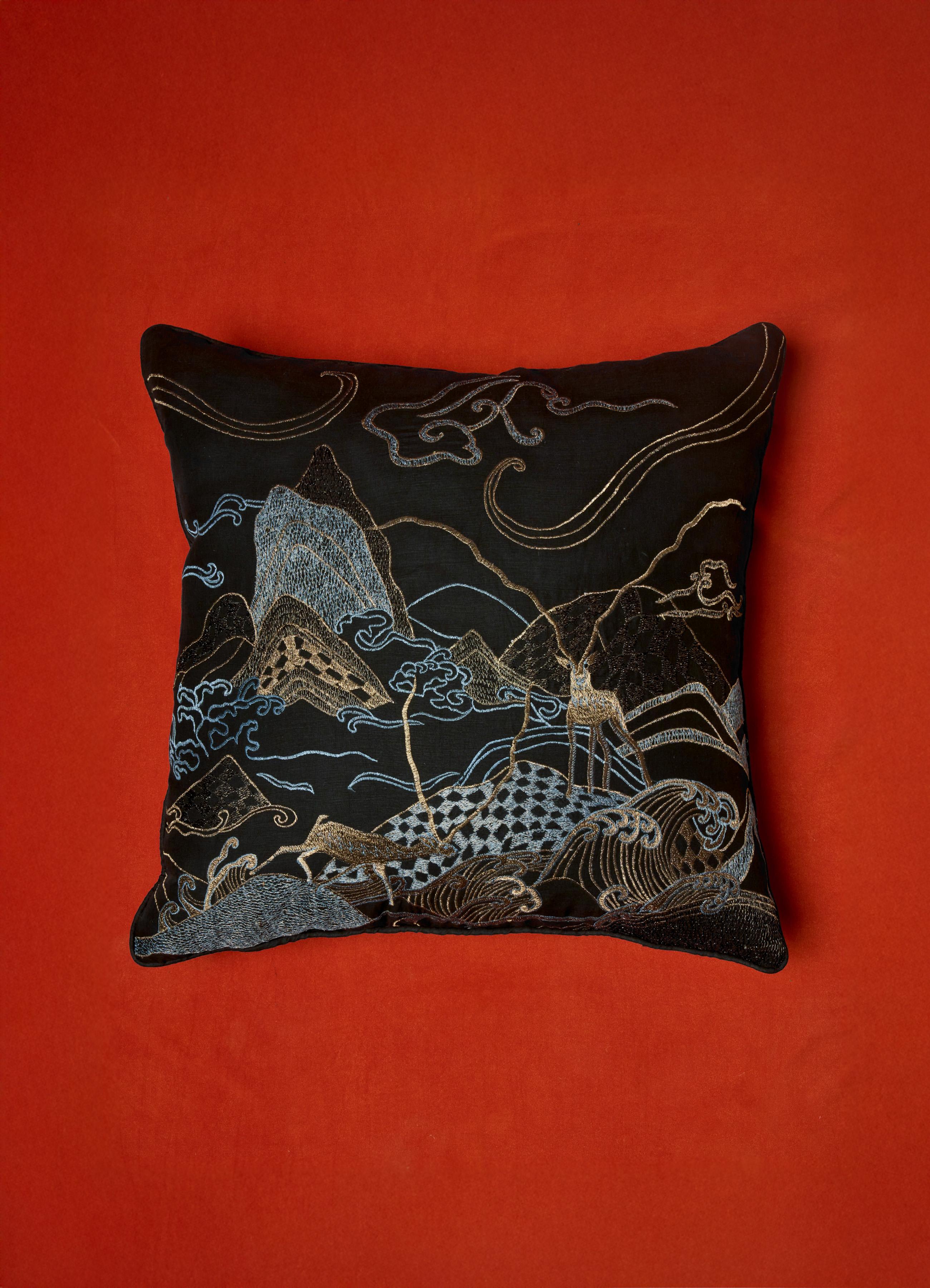 XXIe siècle et contemporain Dreamscape Blackbuck Coussin en lin brodé noir et or, Viya By Vikram Goya en vente
