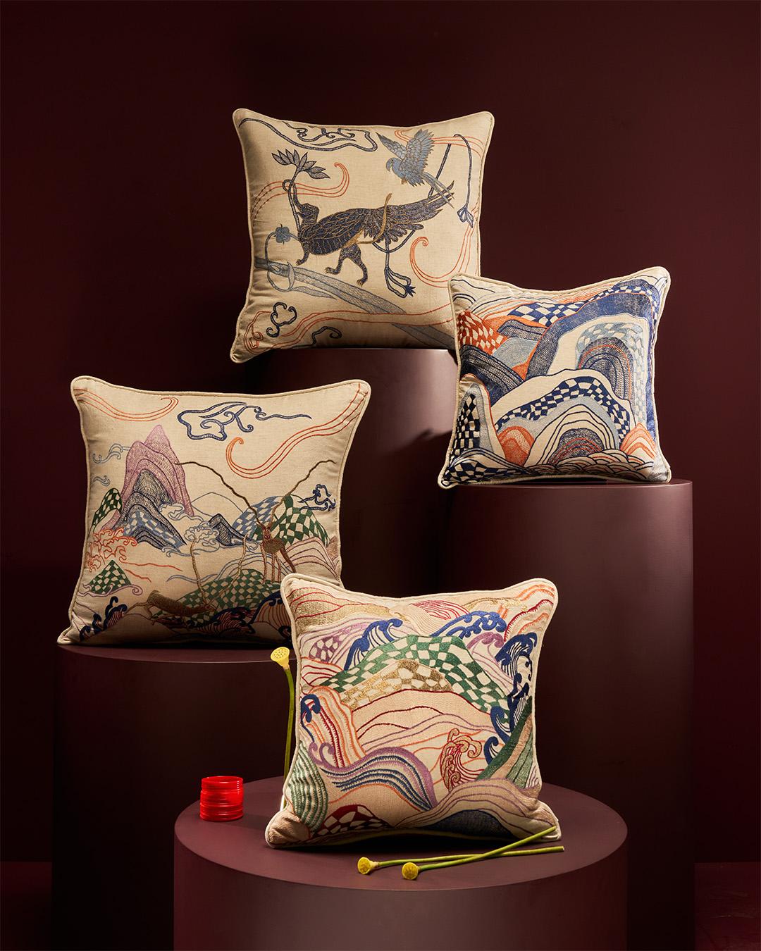 Cotone Cuscino Dreamscape Blackbuck Multicolore Ricamato Grande, Viya Di Vikram Goyal in vendita