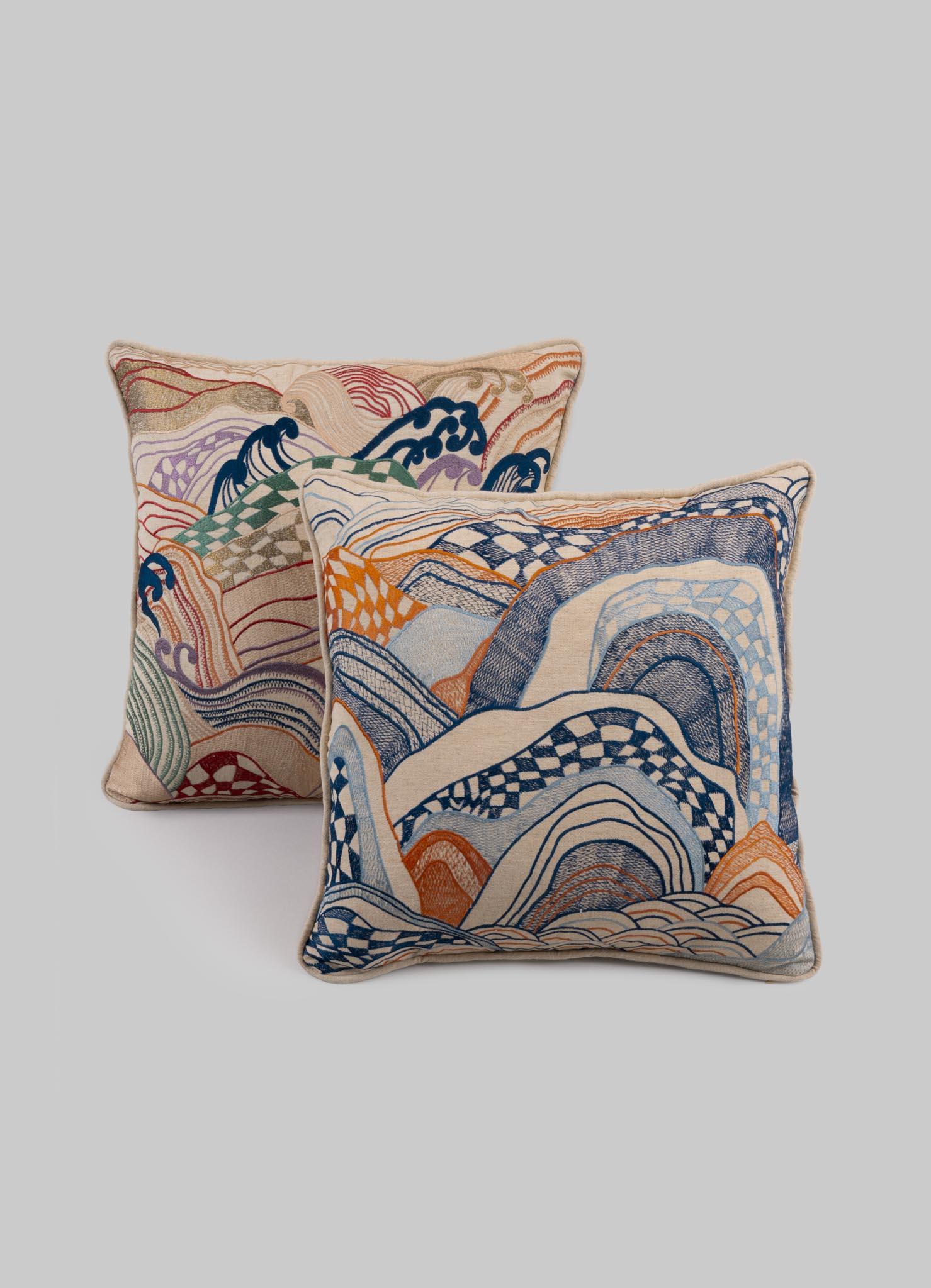 Cojín bordado azul Dreamscape pequeño, Viya By Vikram Goyal Siglo XXI y contemporáneo en venta