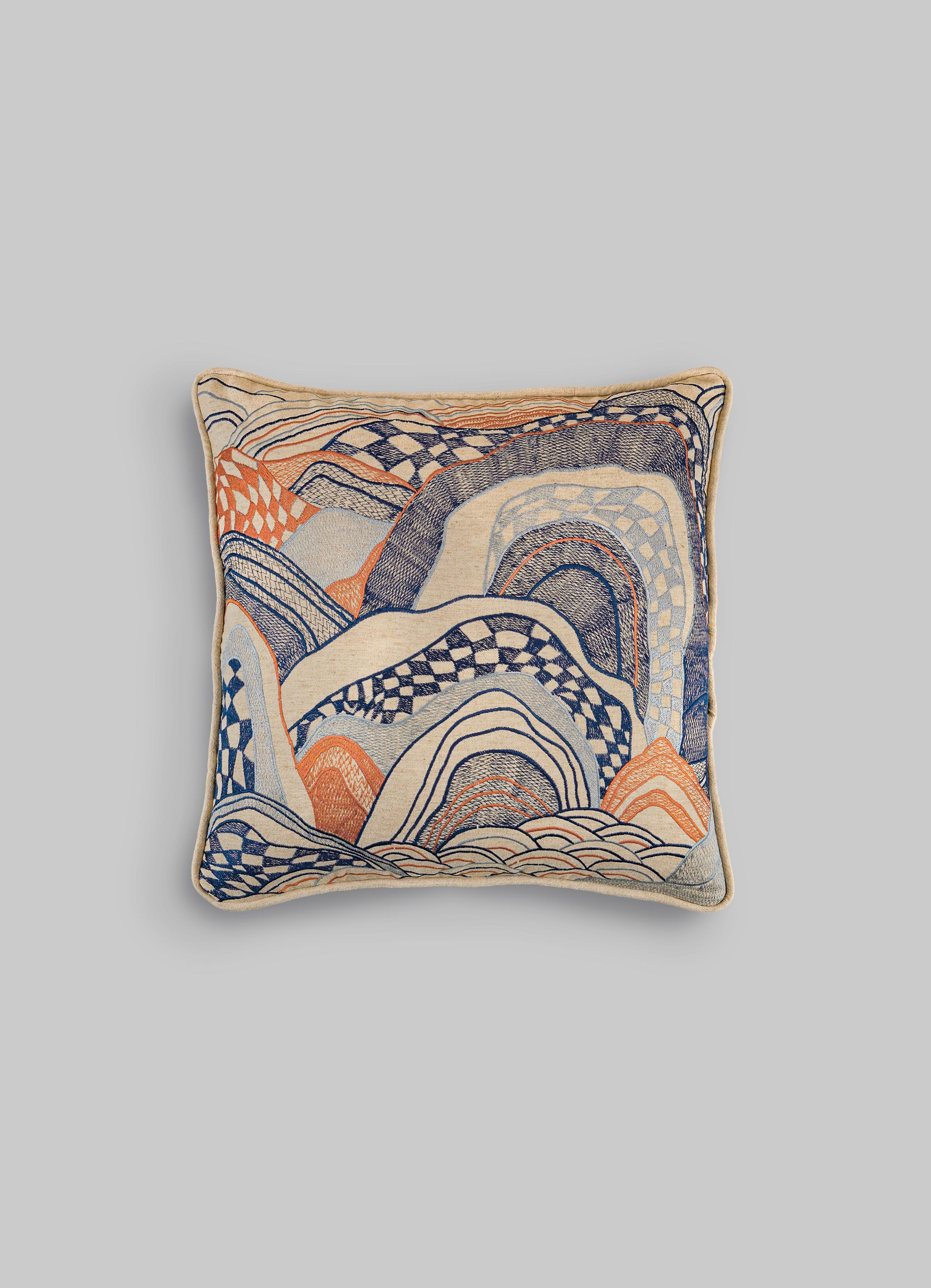 Cojín Dreamscape Azul Pequeño de Lino, Viya By Vikram Goyal

Contempla la encarnación tangible de un ensueño: una caprichosa colección de tejidos inspirados en el manuscrito Rajput del siglo XVII 