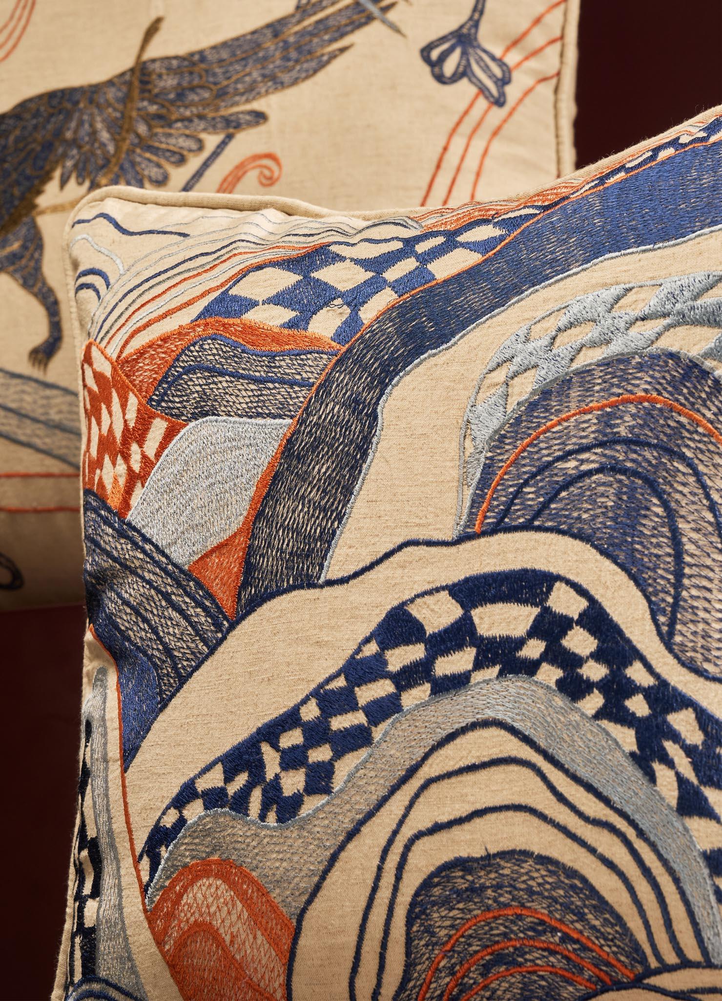 Coussin brodé bleu Dreamscape Small, Viya By Vikram Goyal