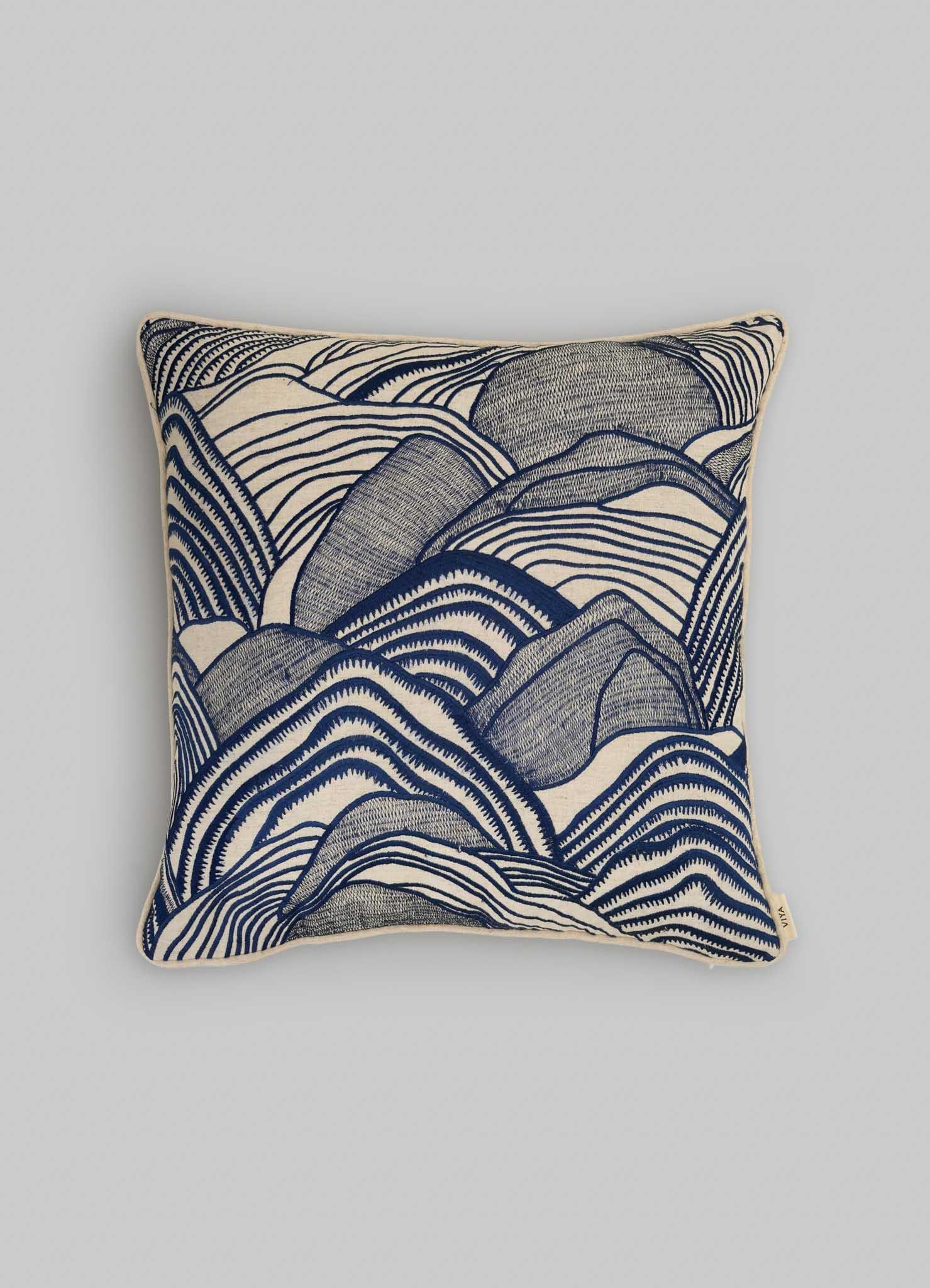 Dreamscape Blue Embroidered Mounds Cushion Cover Small (housse de coussin à monticules brodés)

Voici l'incarnation tangible d'une rêverie - une collection fantaisiste de textiles inspirée du manuscrit Rajput du XVIIe siècle, 