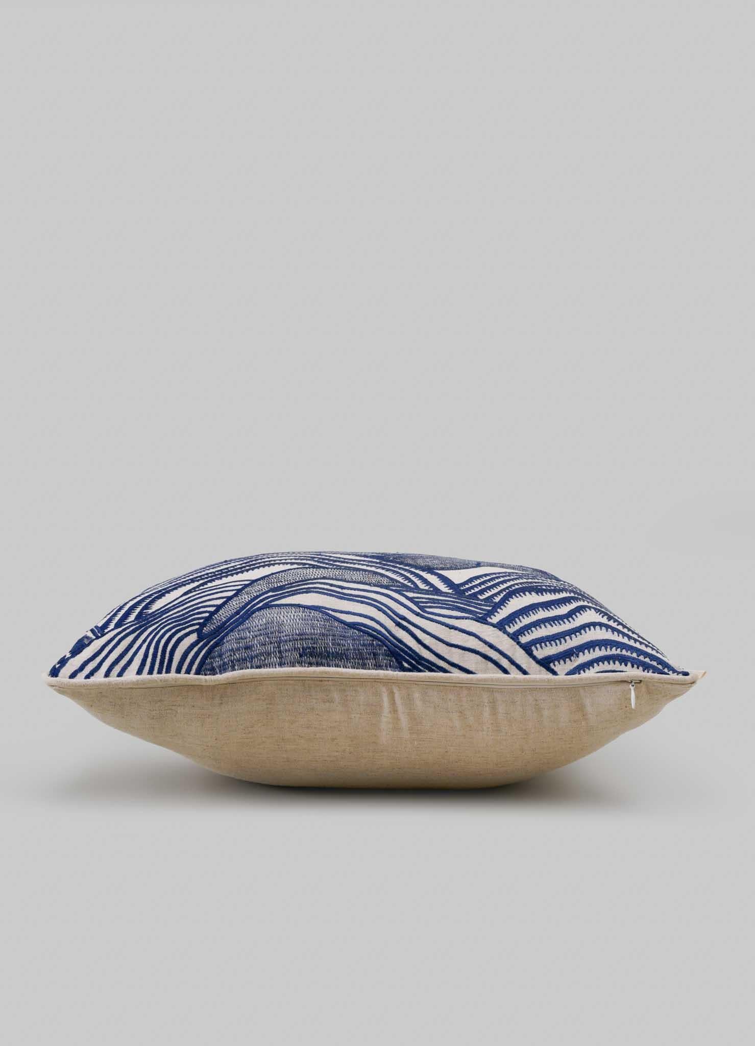 Tissé à la main Dreamscape Blue Embroidered Mounds Cushion Cover Small (housse de coussin à monticules brodés) en vente