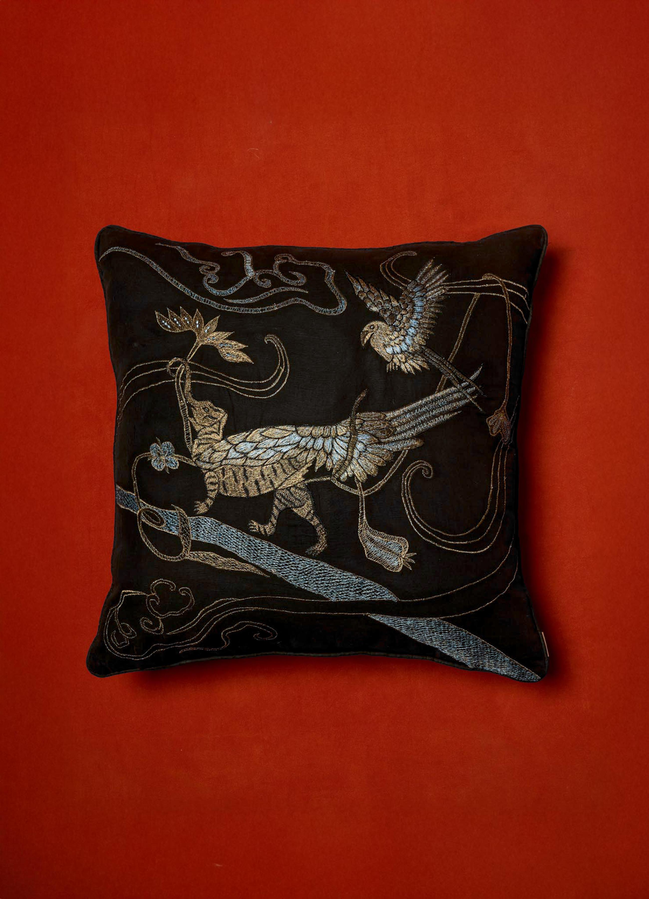 XXIe siècle et contemporain Dreamscape Leophant Coussin en lin brodé noir et or, Viya By Vikram Goyal en vente