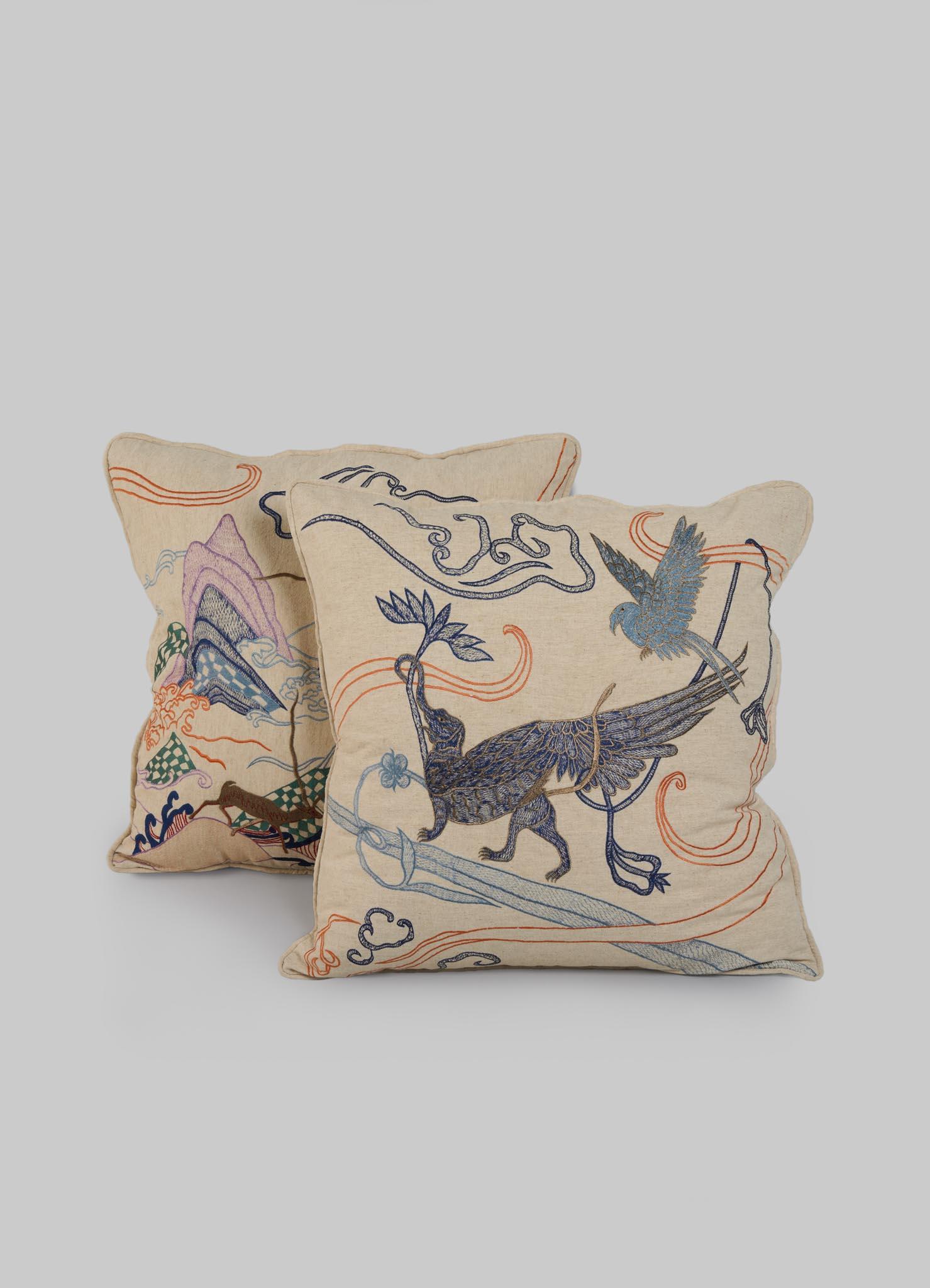 Cotone Cuscino ricamato Dreamscape Leophant Multicolore Grande, Viya Di Vikram Goyal in vendita