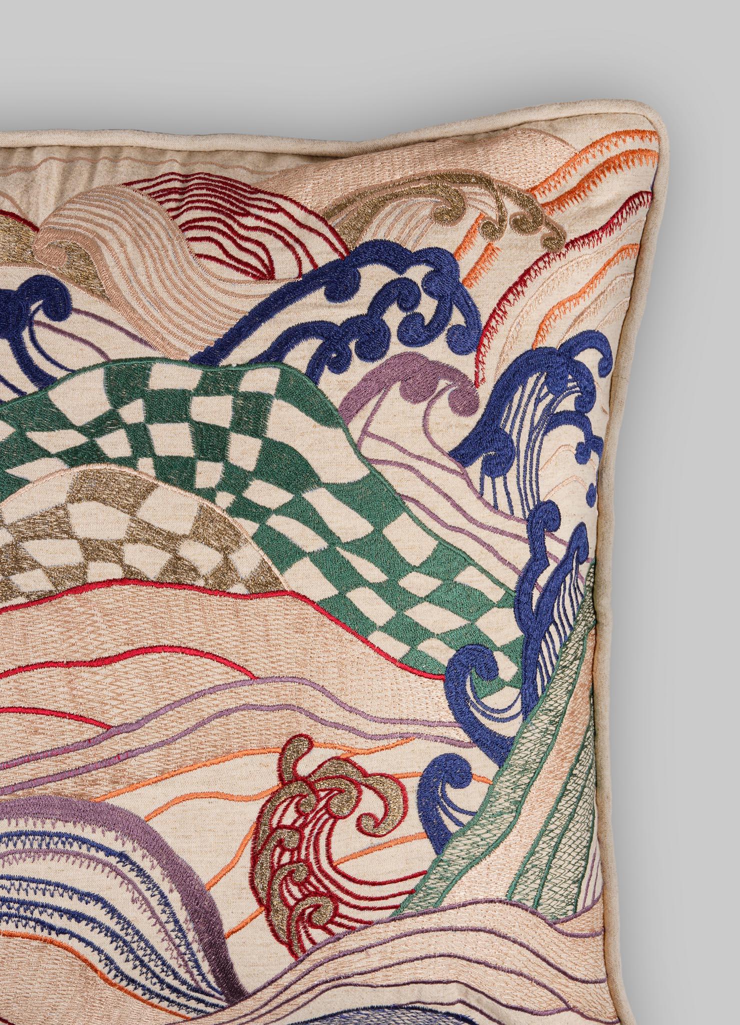 Tissé à la main Coussin brodé multicolore Viya de Vikram Goyal en vente