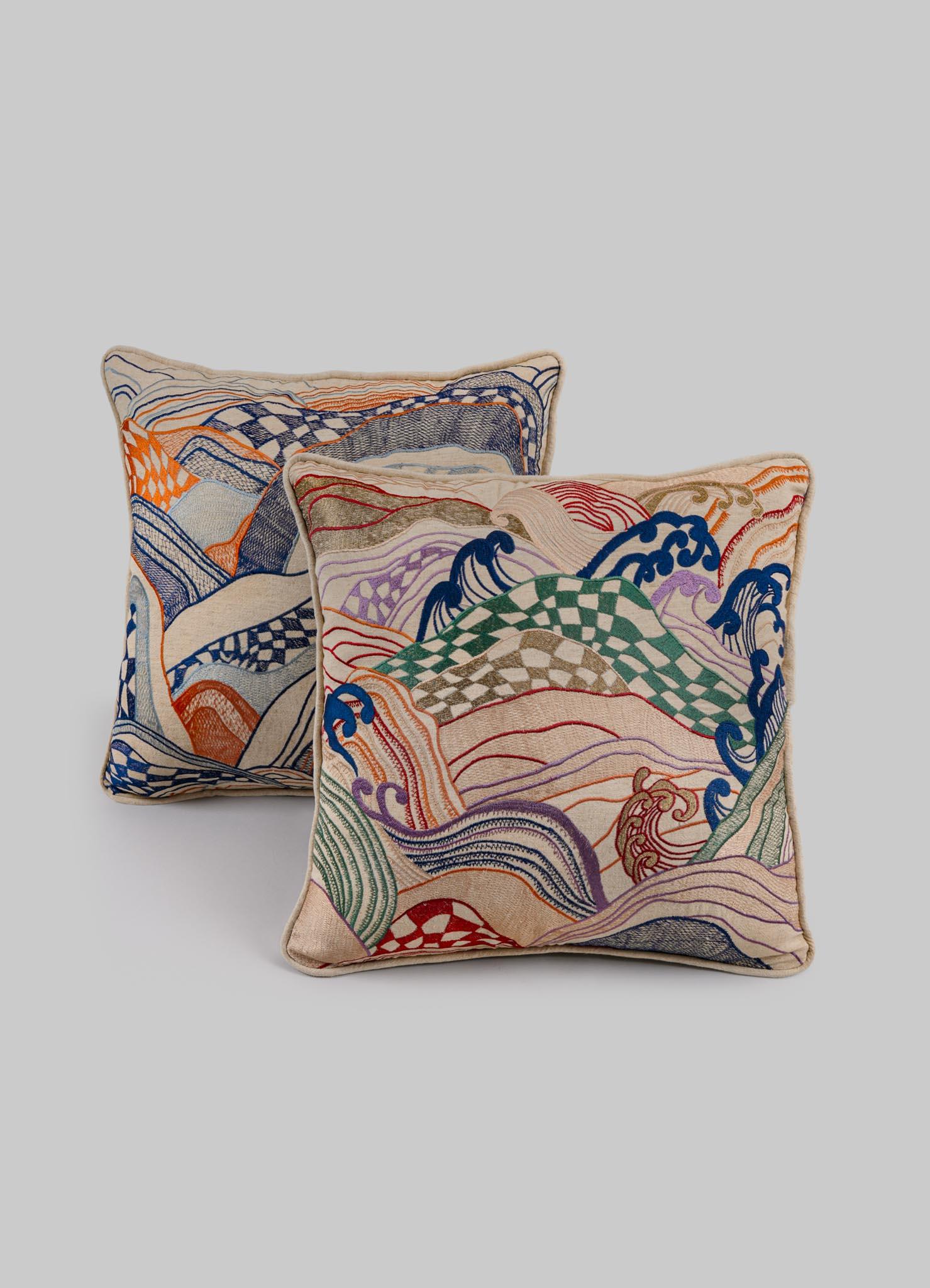 XXIe siècle et contemporain Coussin brodé multicolore Viya de Vikram Goyal en vente