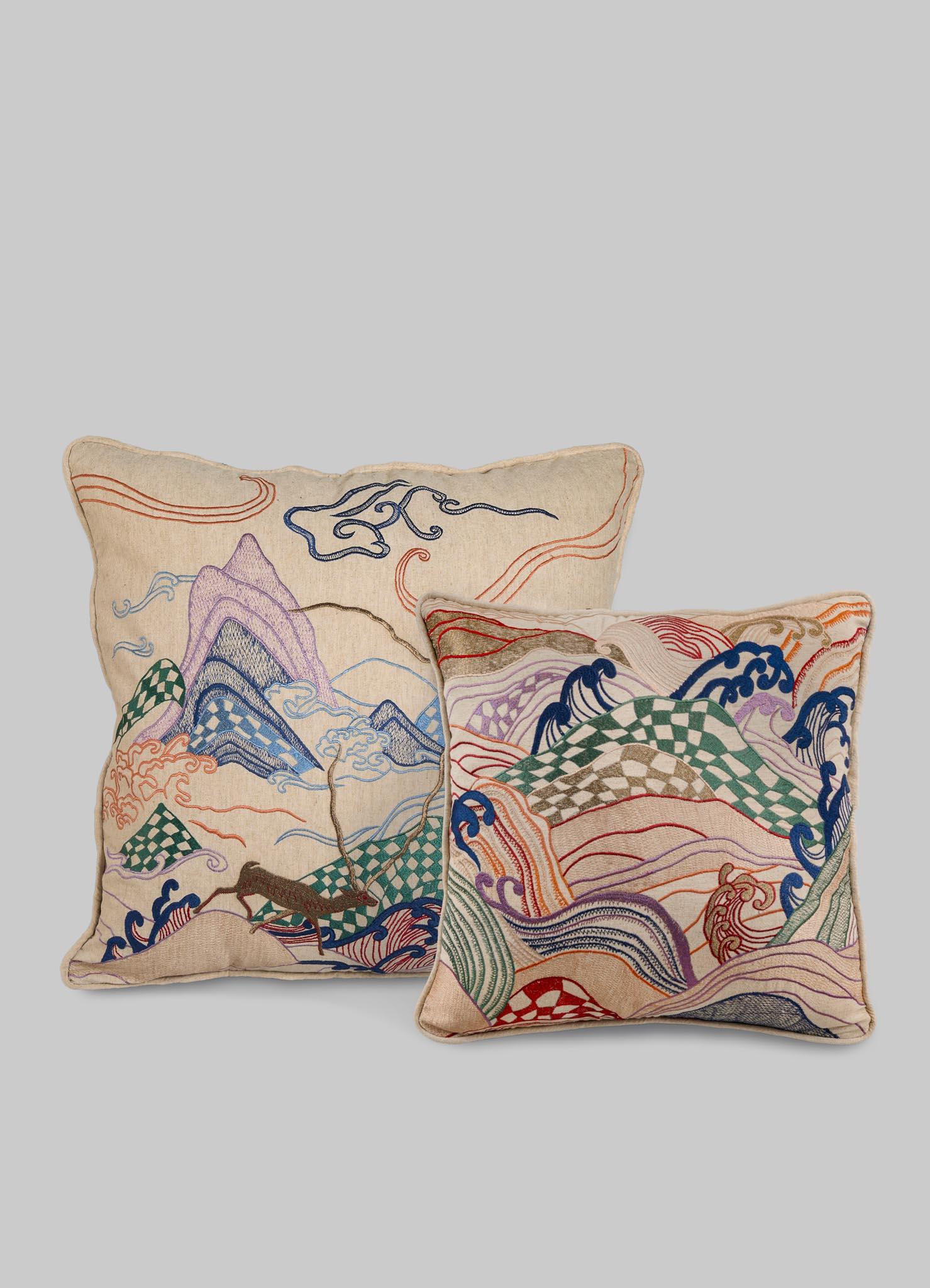Coton Coussin brodé multicolore Viya de Vikram Goyal en vente