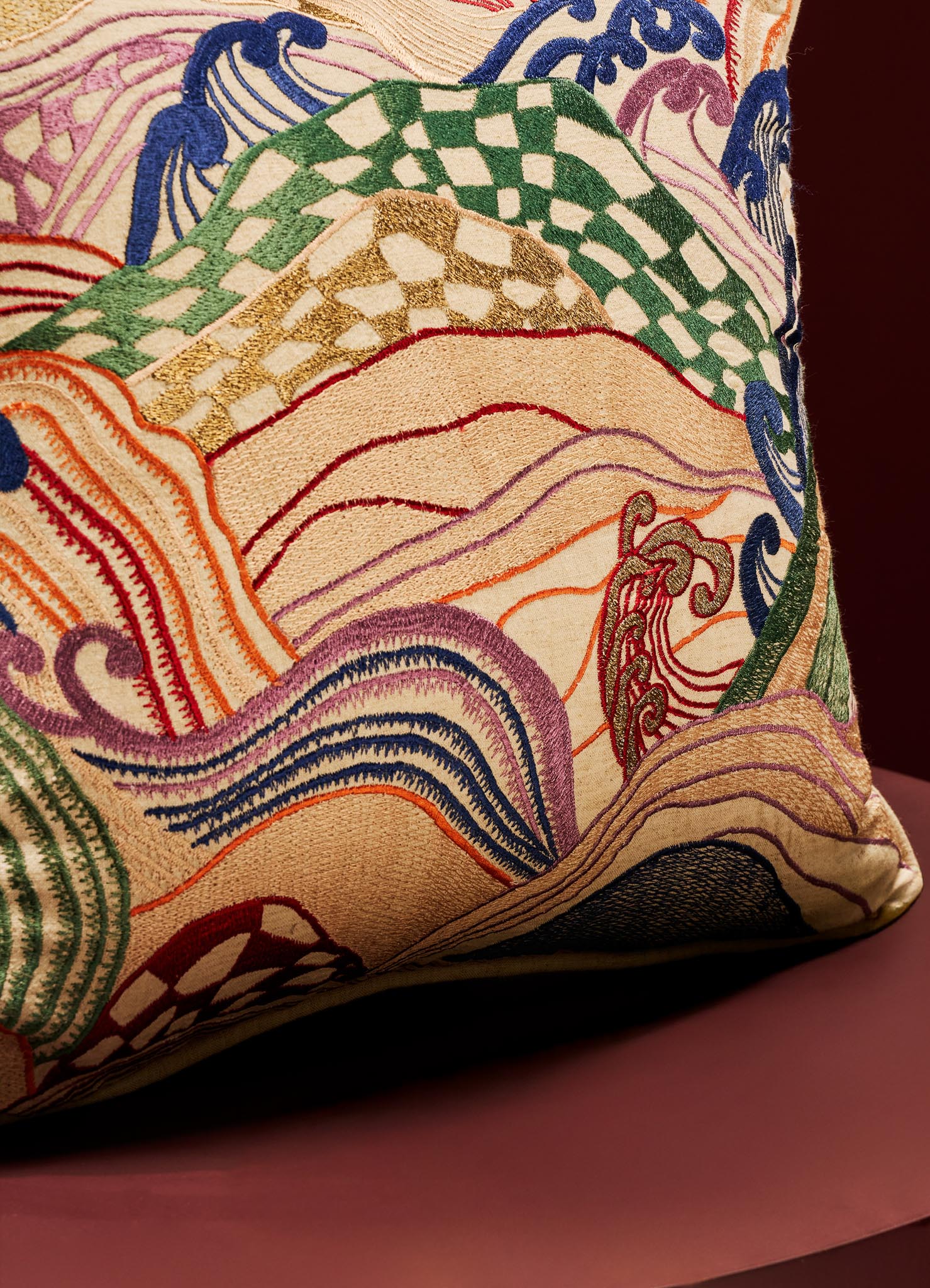 Coussin brodé multicolore Viya de Vikram Goyal