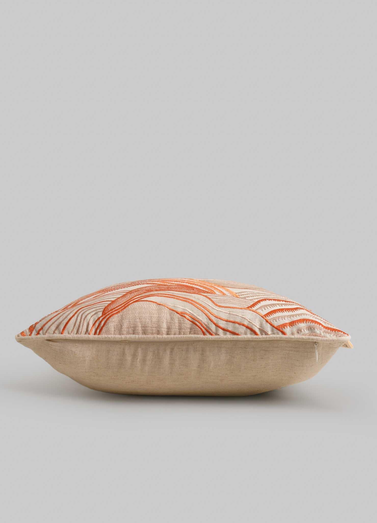 Tessuto a mano Copri cuscino Dreamscape Orange Mounds ricamato Piccolo in vendita