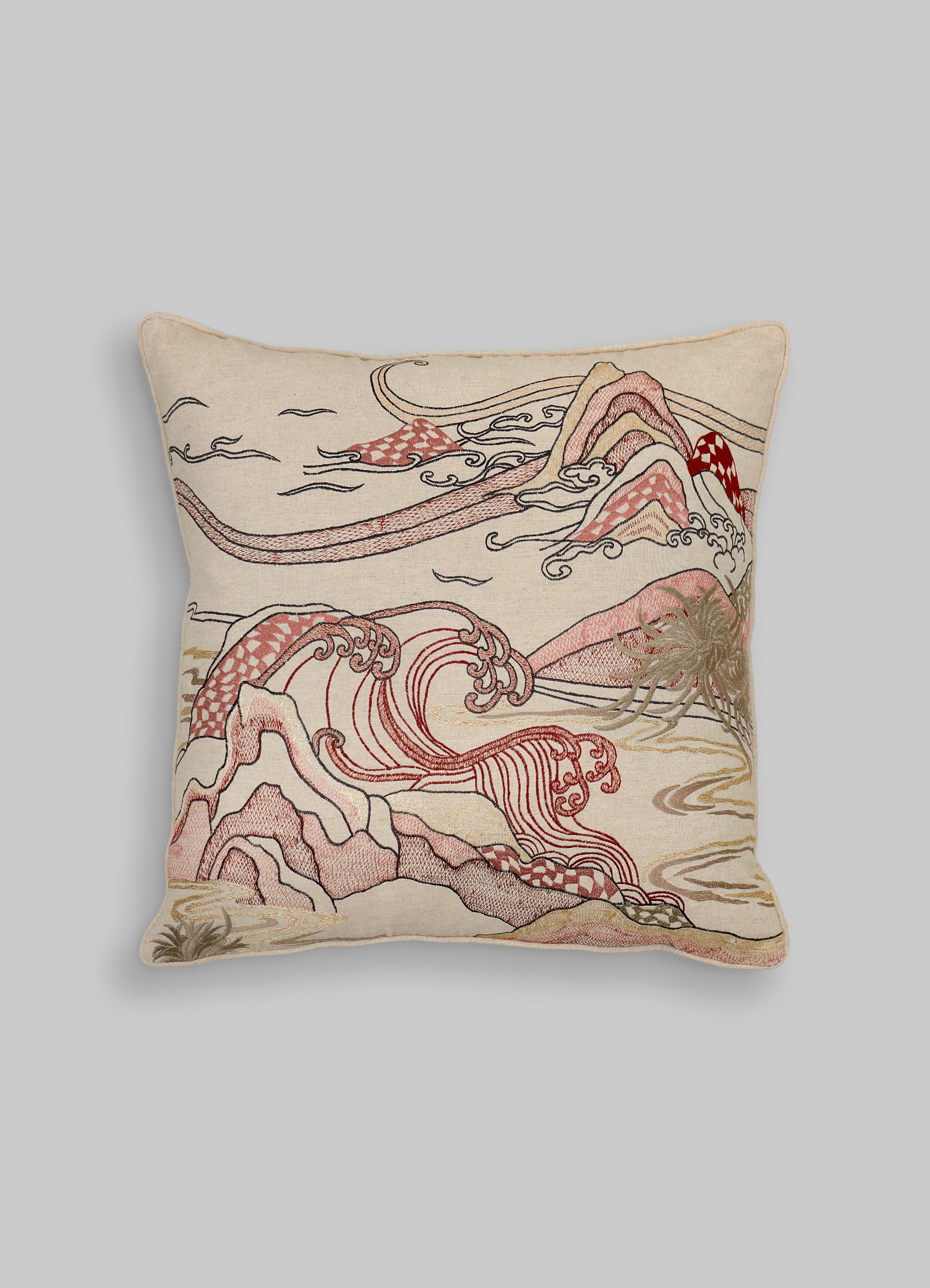 Cuscino ricamato rosso Dreamscape A Large, Viya By Vikram Goyal

Ammira l'incarnazione tangibile di una fantasticheria: una stravagante collezione di tessuti ispirata al manoscritto Rajput del XVII secolo, 