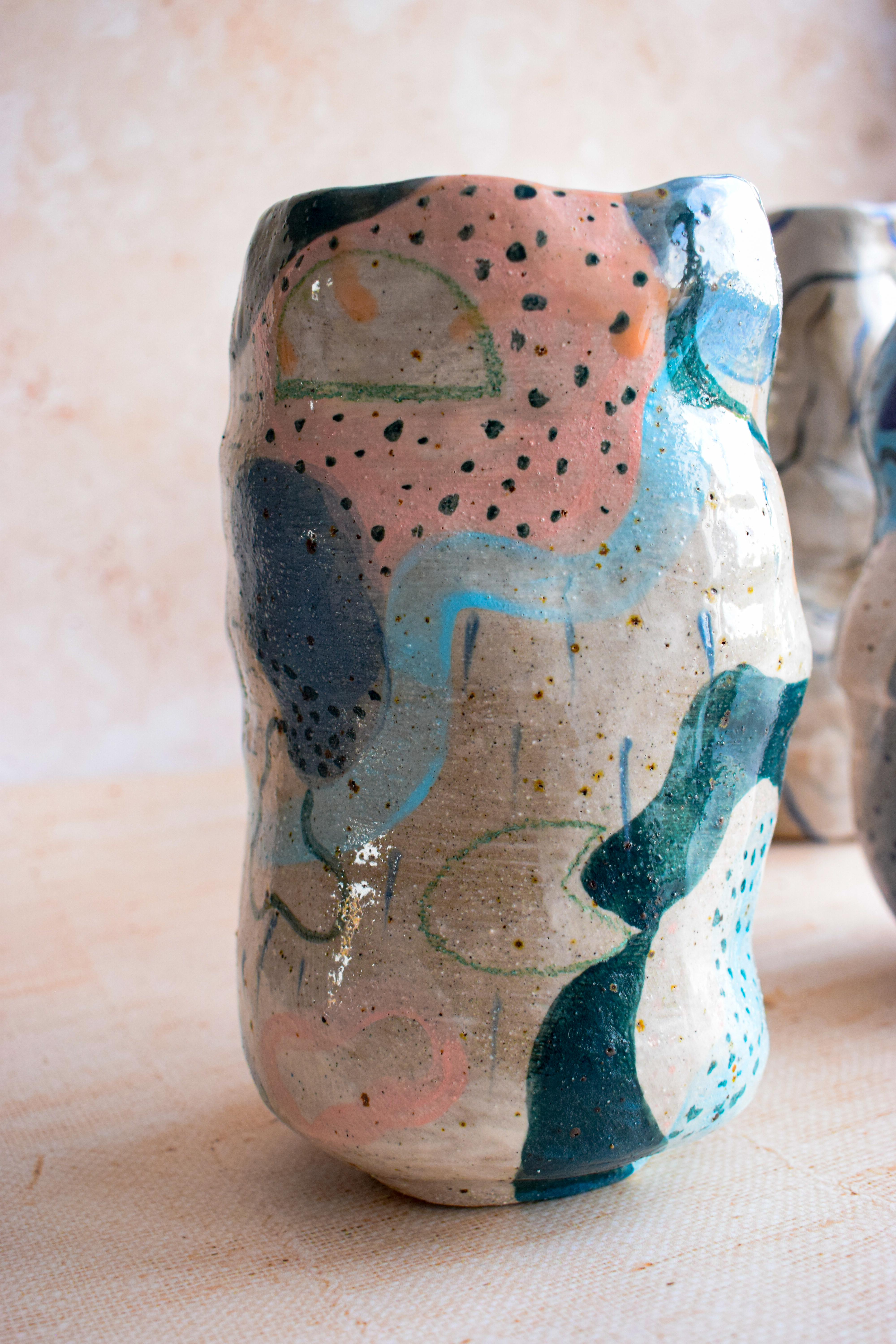 Dreamscape Vessel di Ella Bulley
Unico nel suo genere.
Dimensioni: Ø 11 x H. 19 cm.
Materiali: Argilla in gres bianco.

Ella Bulley è un Material Design Studio con sede a Londra, che crea lavori che spesso attraversano i regni del tessile, dei