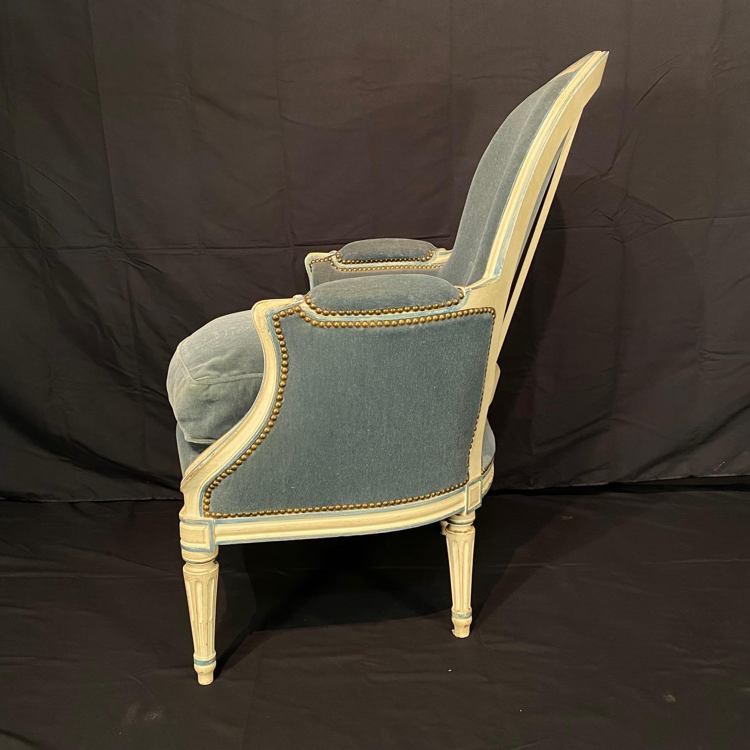 Ensemble Canapé et Paire de Bergeres Antique French Louis XVI peint et sculpté en vente 3