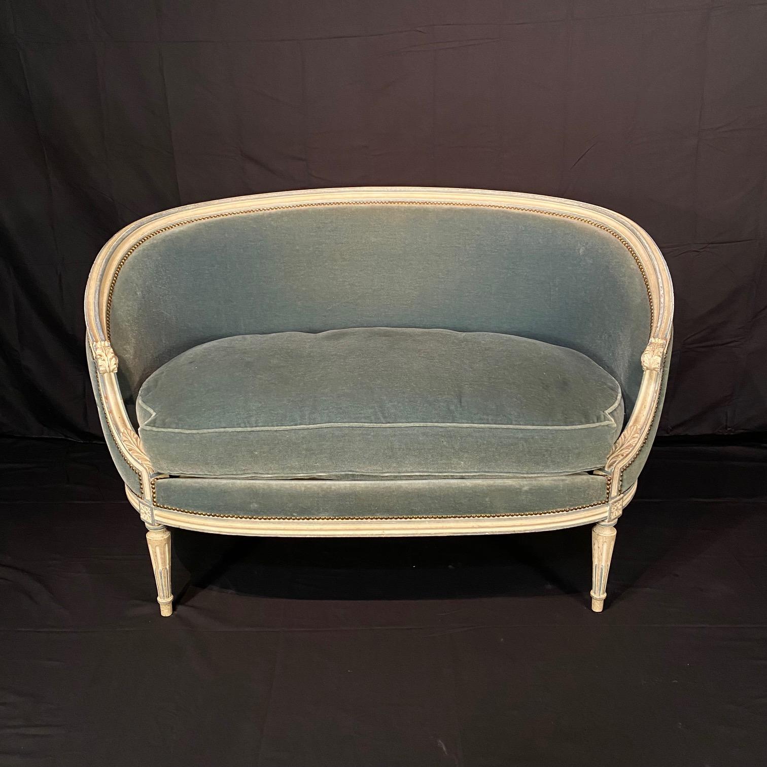 
Ensemble de meubles anciens Louis XVI peints et sculptés comprenant un canapé/loveseat et deux fauteuils ou chaises bergères, tous en peinture d'origine et tapisserie en mohair bleu avec agrafes en laiton, tous en très bon état. Créé en France au