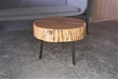 Dreibeiniger Baumstamm Beistelltisch aus massiver Eiche