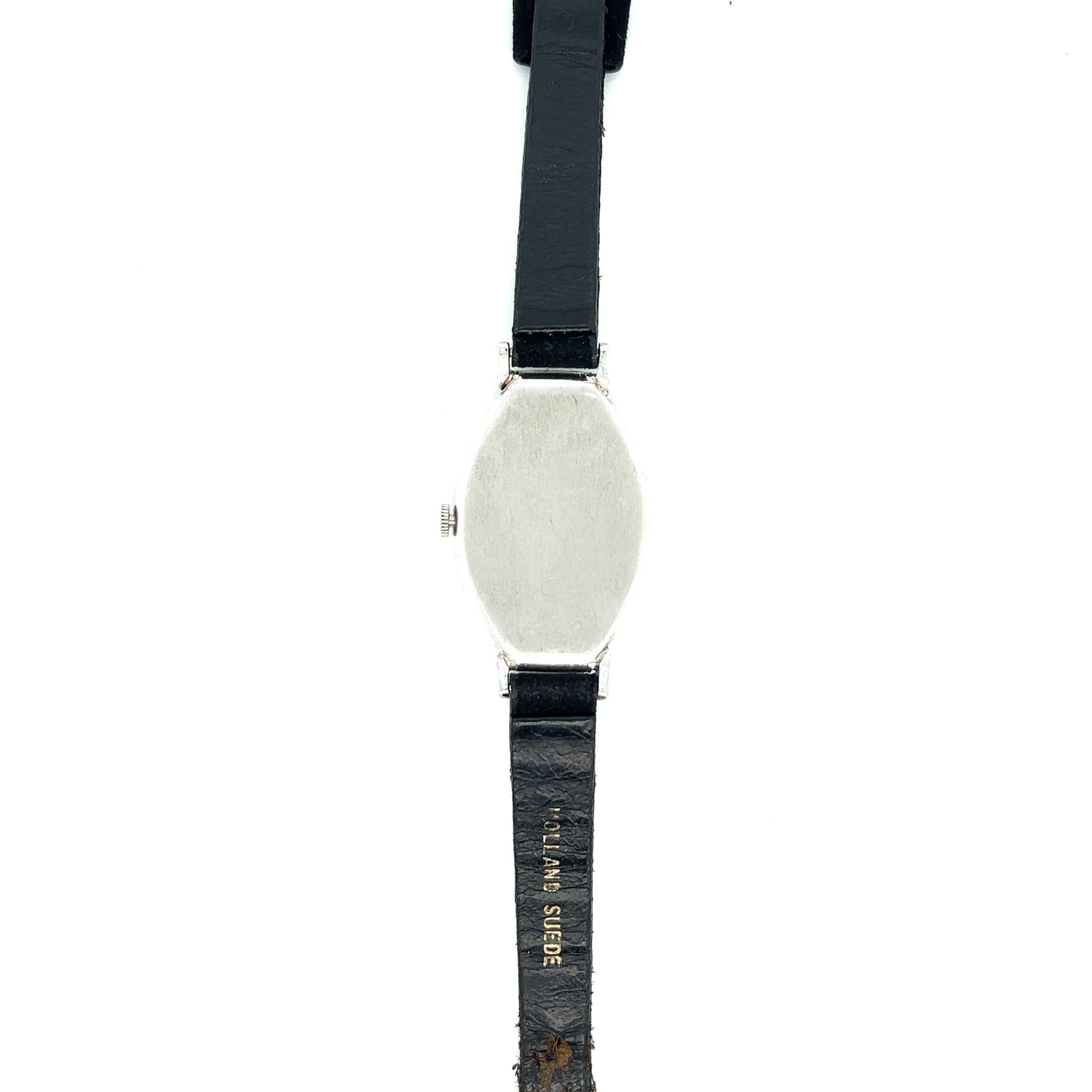 Dreicer & Co. Art Deco Damenuhr

Onyx mit französischem Schliff und schwarzem Email, rundes Zifferblatt in einem Tonneau-Gehäuse, Diamanten im Einzelschliff von ca. 0,62 Karat, schwarzes Velourslederarmband; hochwertiges Uhrwerk signiert Haas, 17