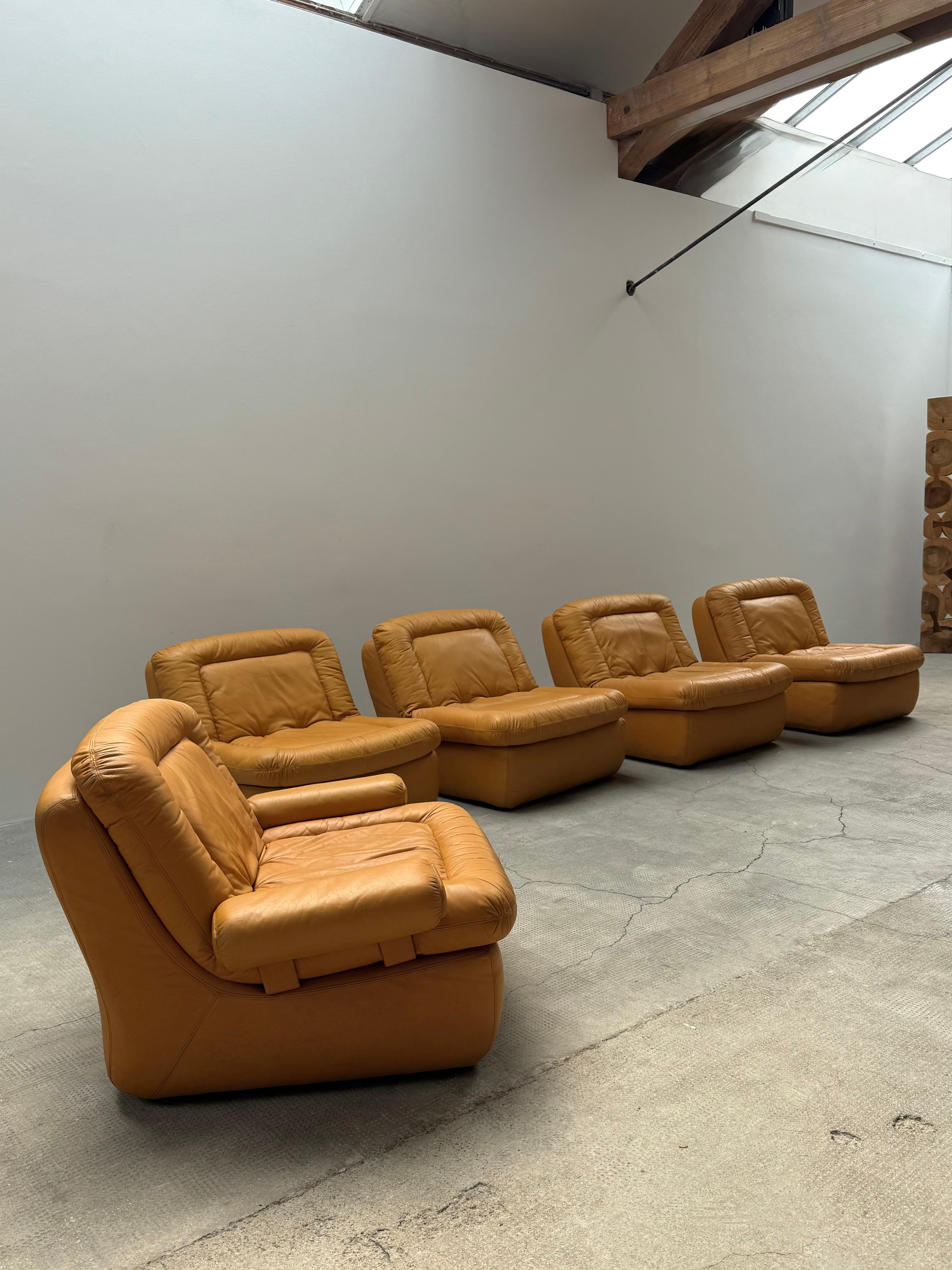 Wunderschönes 5er Set modularer Lounge Sessel in feinstem, weichen, Anilin Leder in senfgelb Dreipunkt zugeschrieben, Deutschland 1970er Jahre.

Hochwertig verarbeitet und sehr bequem zum Sitzen.

Hay un total de 5 barcos, entre ellos uno con brazos