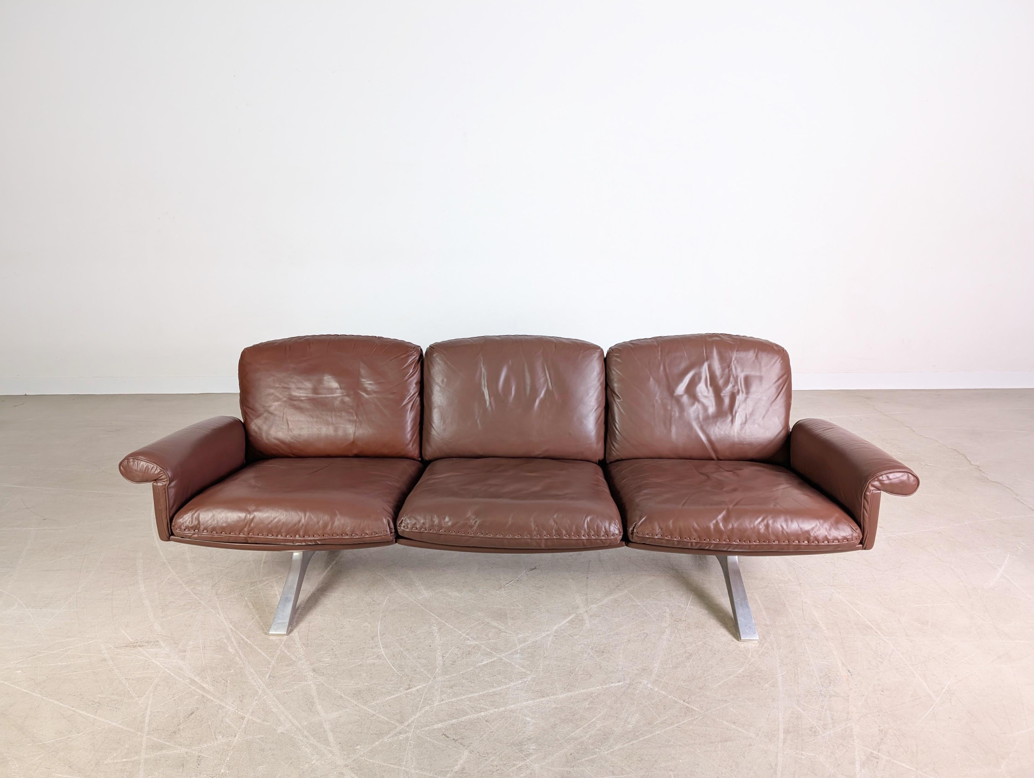 Wir bieten ein original de Sede DS 31 Midcentury Sofa aus den 1980er Jahren zum Verkauf an. Le Dreisitzer a été traité de manière professionnelle et les polices, ainsi que les images, se trouvent dans un état irréprochable.

***Dans nos autres