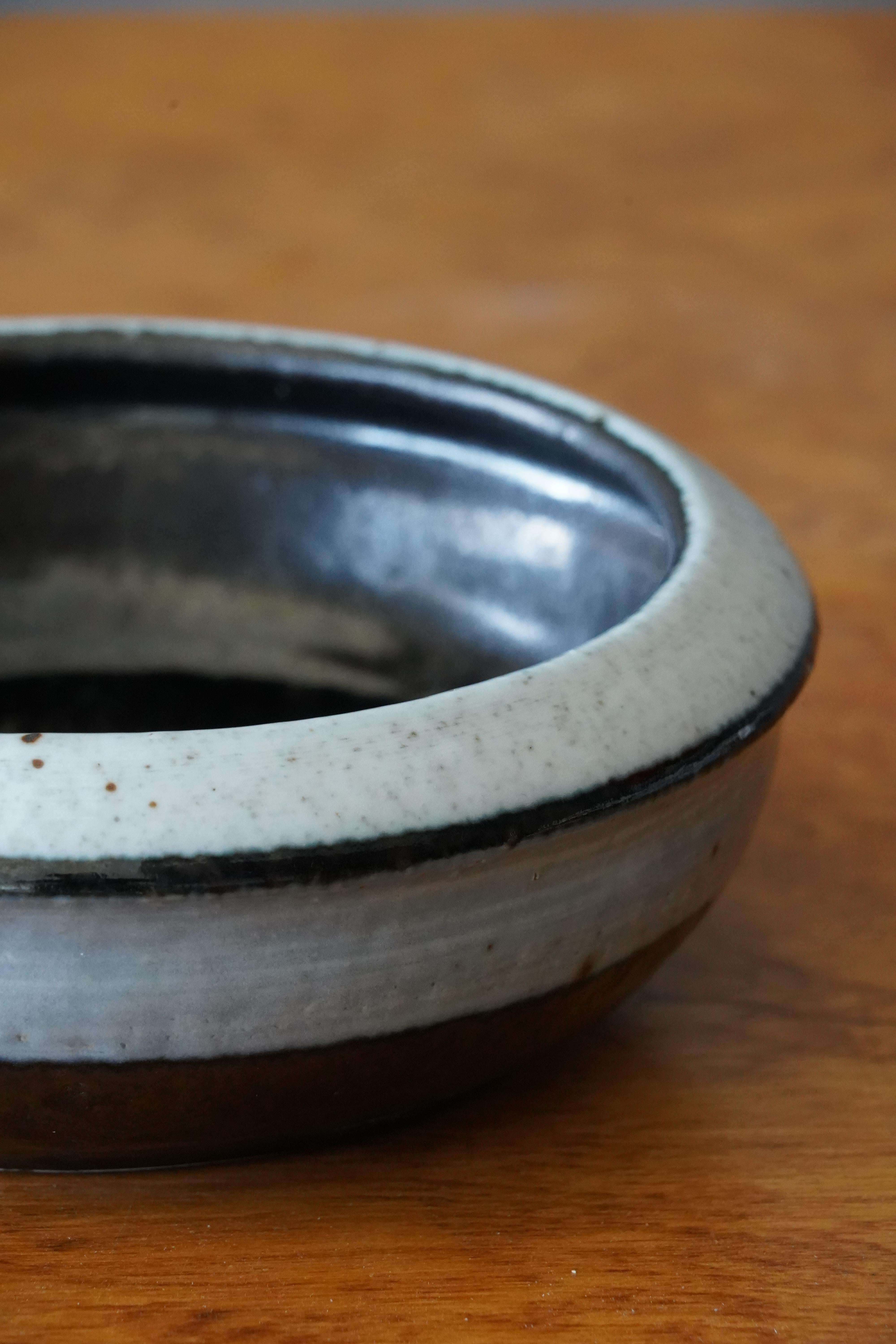 Mid-Century Modern Drejar Gruppen, Bowl or Vide-Poche Blue off White Stoneware, Rörstrand, 1974