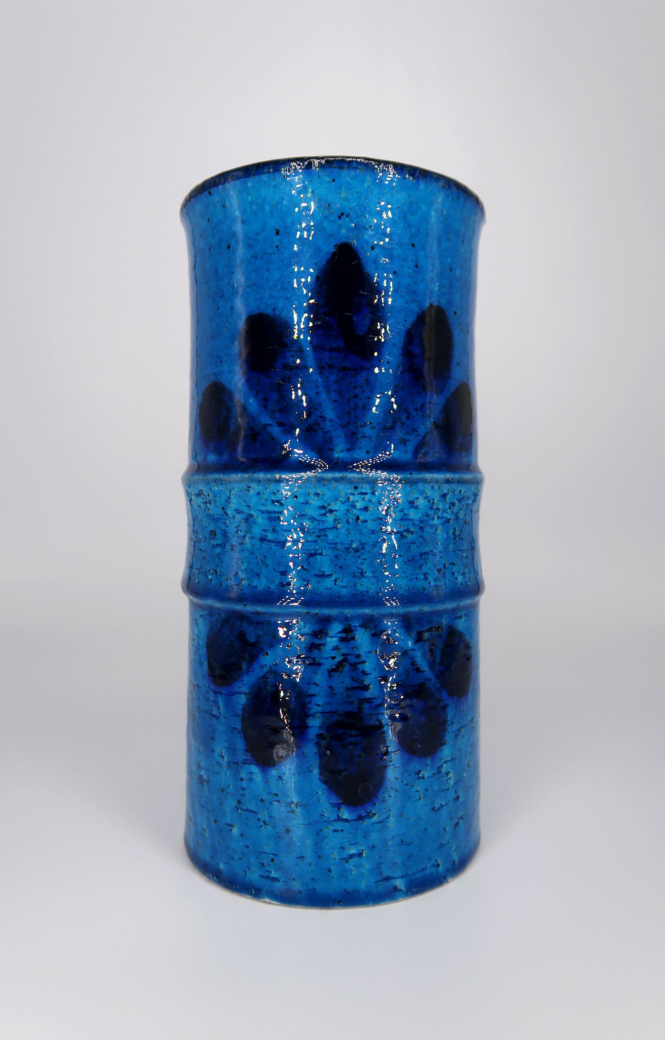 Auffällige handgefertigte und handdekorierte Vase aus Schamotte, die 1972 von der damals geheimen schwedischen Keramikkünstlergruppe Drejargruppen für Rörstrand hergestellt wurde. Glänzend blaue, voll glasierte, zylinderförmige Vase mit