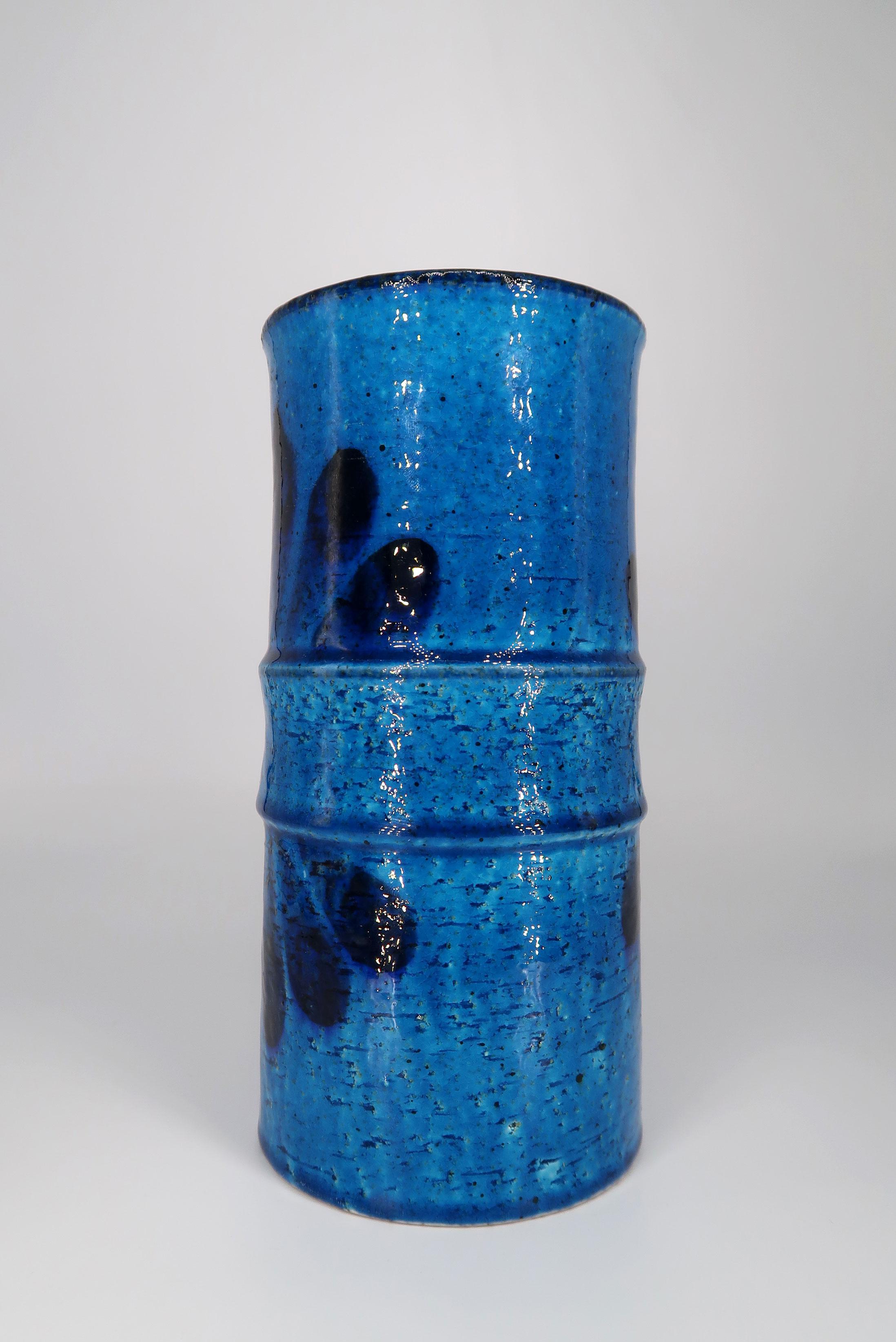 Peint à la main Vase moderne suédois en céramique chamottée bleue de Rörstrand, 1972 en vente