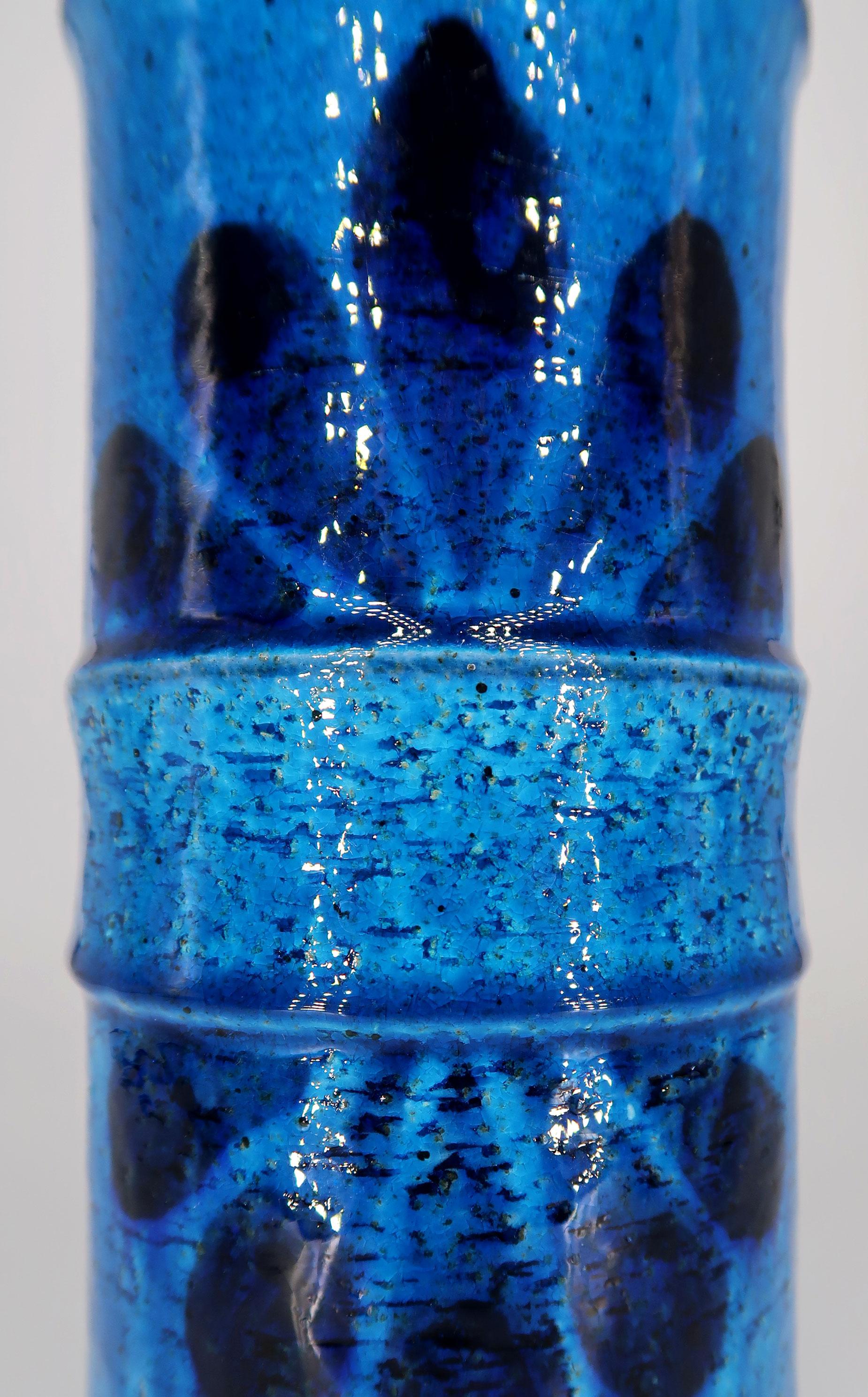 20ième siècle Vase moderne suédois en céramique chamottée bleue de Rörstrand, 1972 en vente