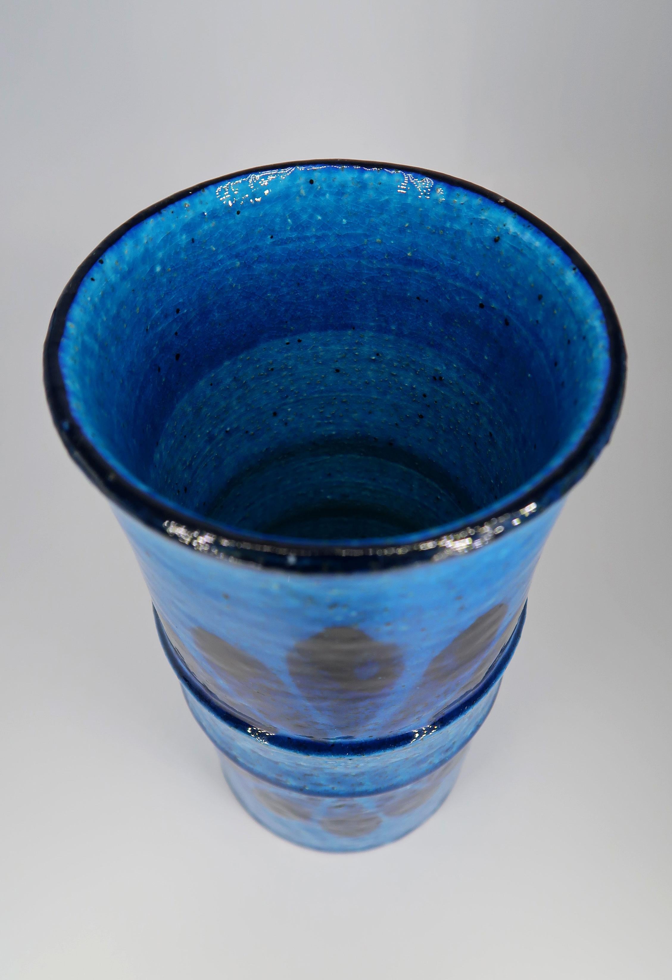 Vase moderne suédois en céramique chamottée bleue de Rörstrand, 1972 en vente 1