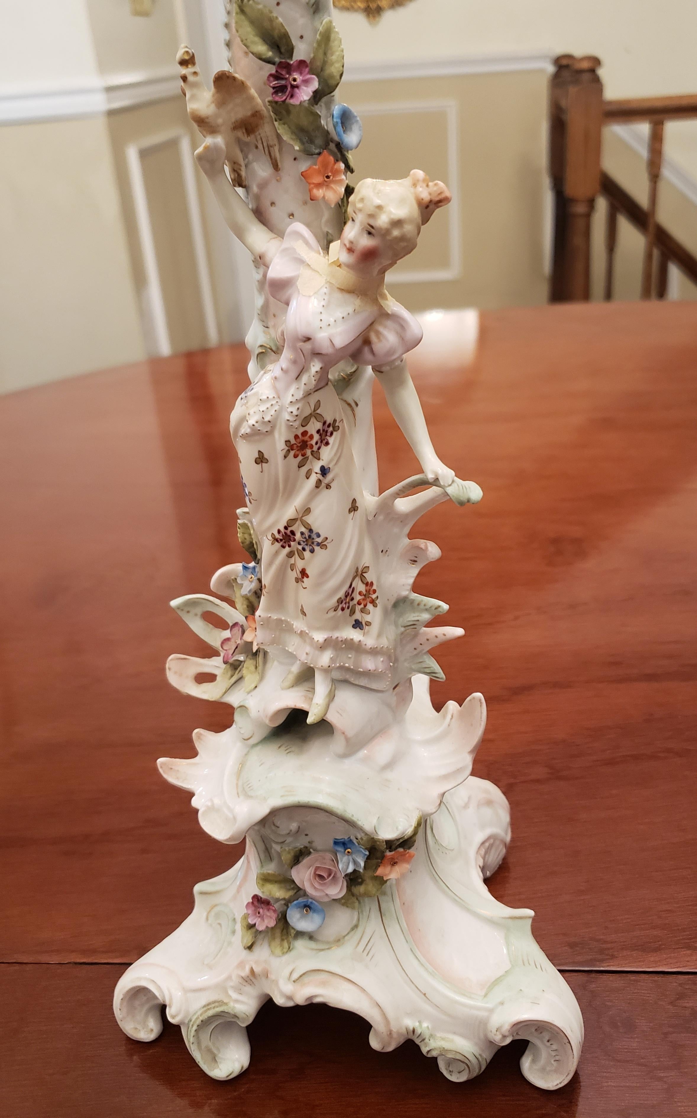 Fatto a mano Candelabri in porcellana di Dresden a 5 bracci, anni '30 circa, una coppia in vendita
