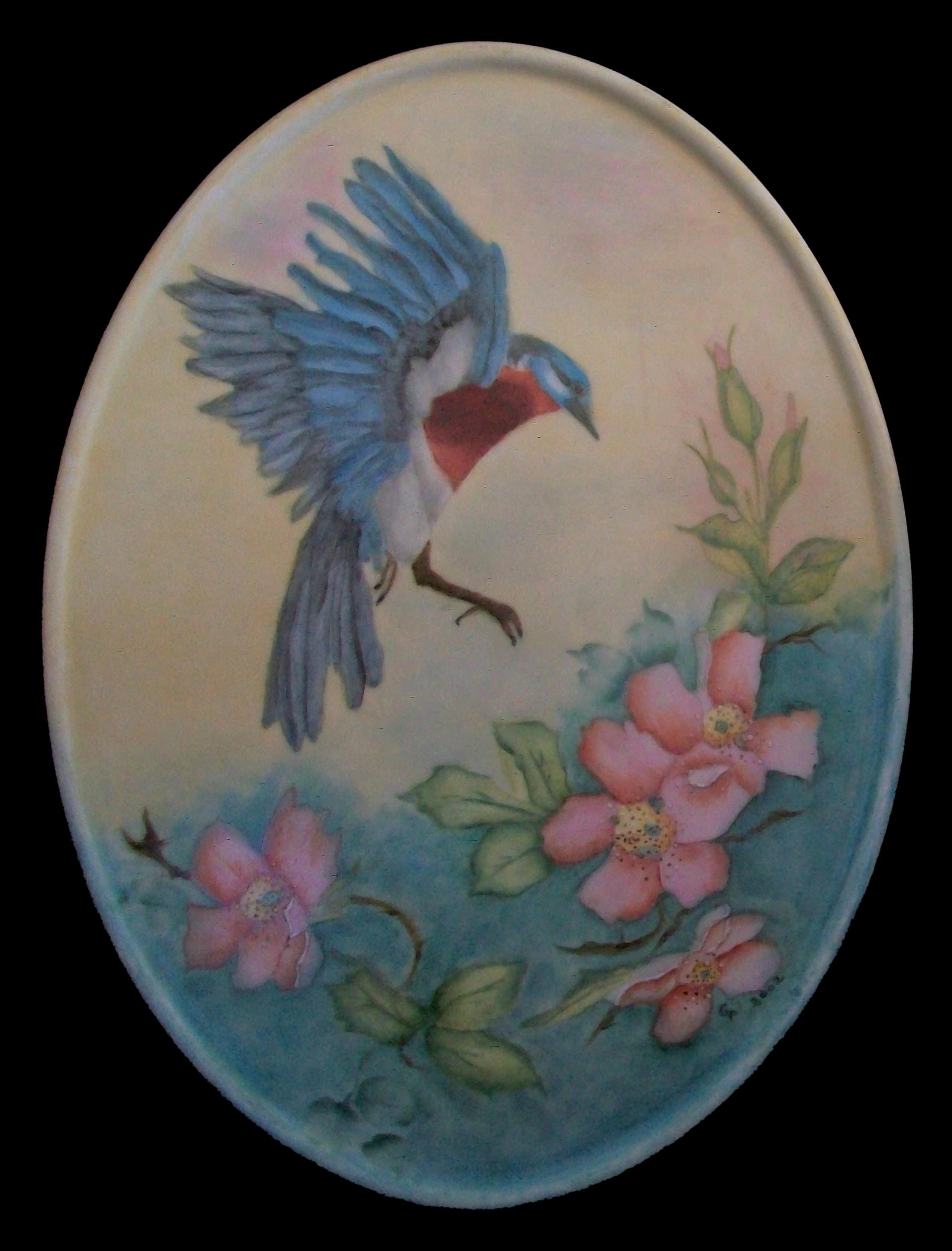 DRESDEN - Plaque en porcelaine représentant un oiseau bleu et des fleurs - belle et fine peinture à la main avec un subtil fond ombragé - signée GP et datée en bas à droite - marque imprimée au dos (telle que photographiée - couronne au-dessus du